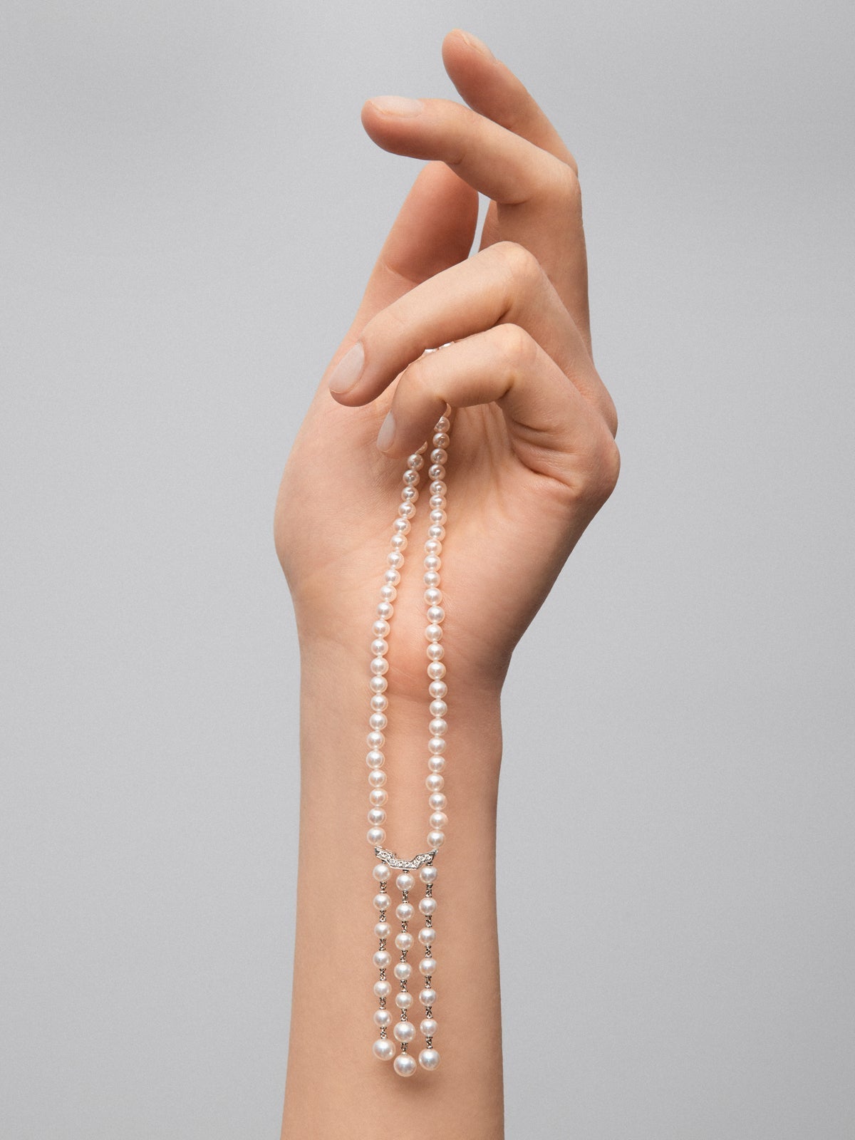 Colgante de oro blanco de 18K con 172 perlas akoya y 9 diamantes en talla brillante con un total de 0,09 cts