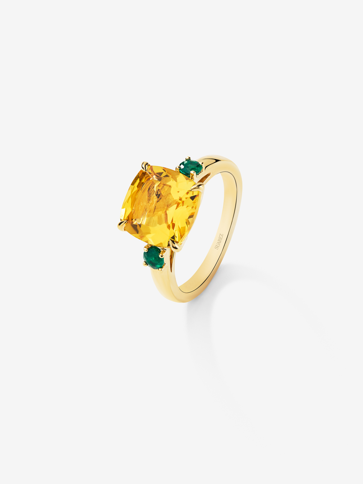 18k yellow golden ring with citrine quartz in 3.55 cts and green cushion size in bright 0.25 cts