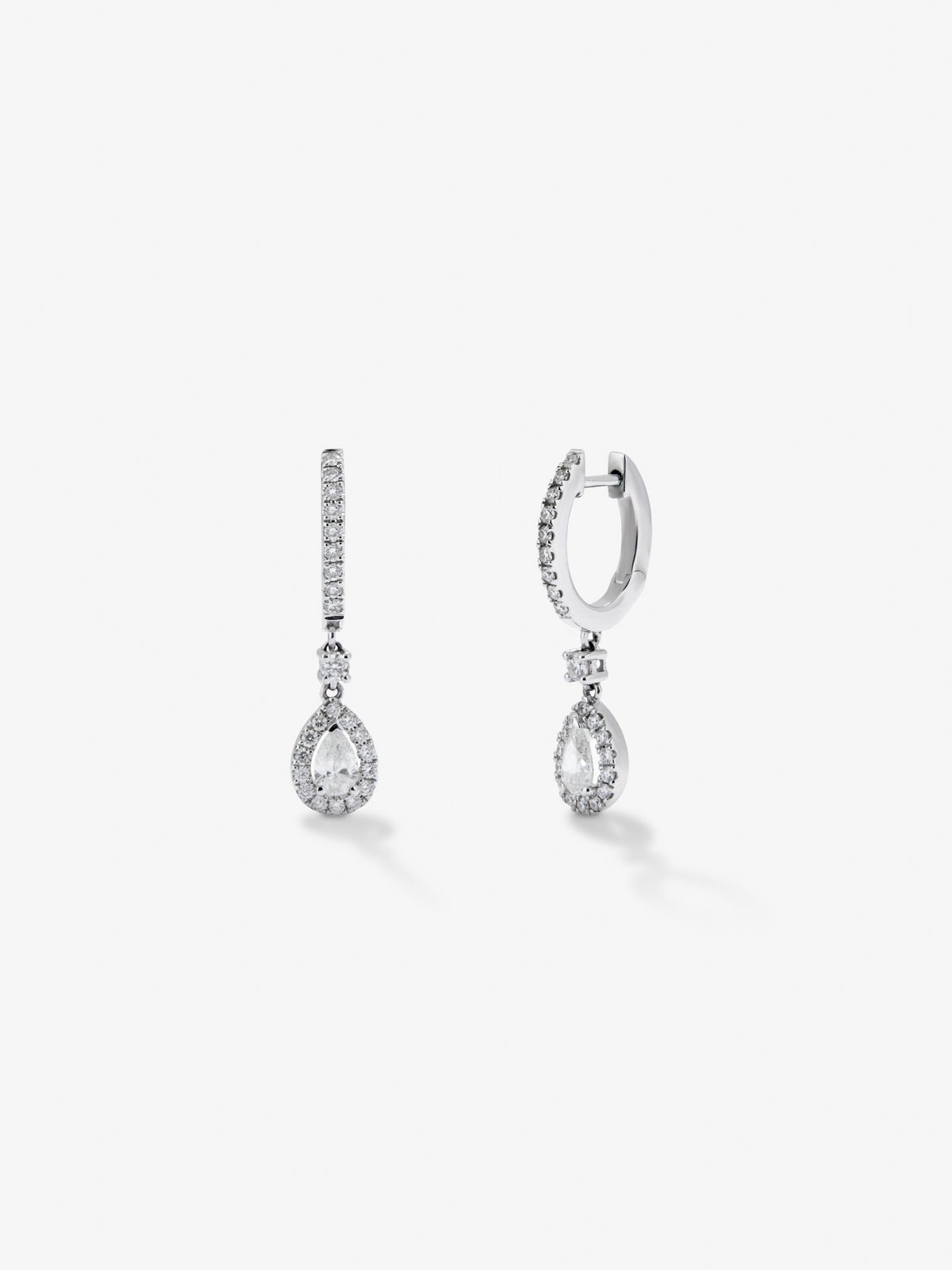 Pendientes de aro de oro blanco de 18K con 48 diamantes en talla brillante con un total de 0,4 cts y 2 diamantes en talla pera con un total de 0,3 cts