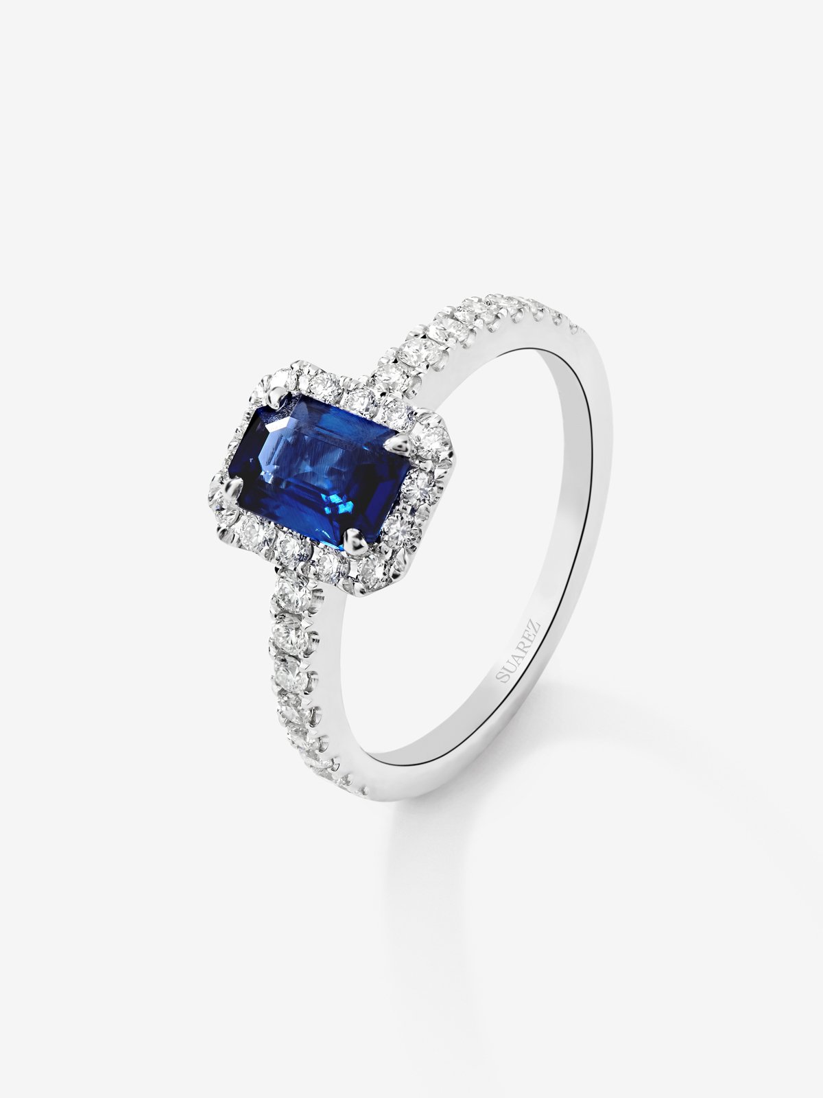Anillo de oro blanco de 18K con zafiro azul en talla octogonal de 1,12 cts y 30 diamantes en talla brillante con un total de 0,27 cts 