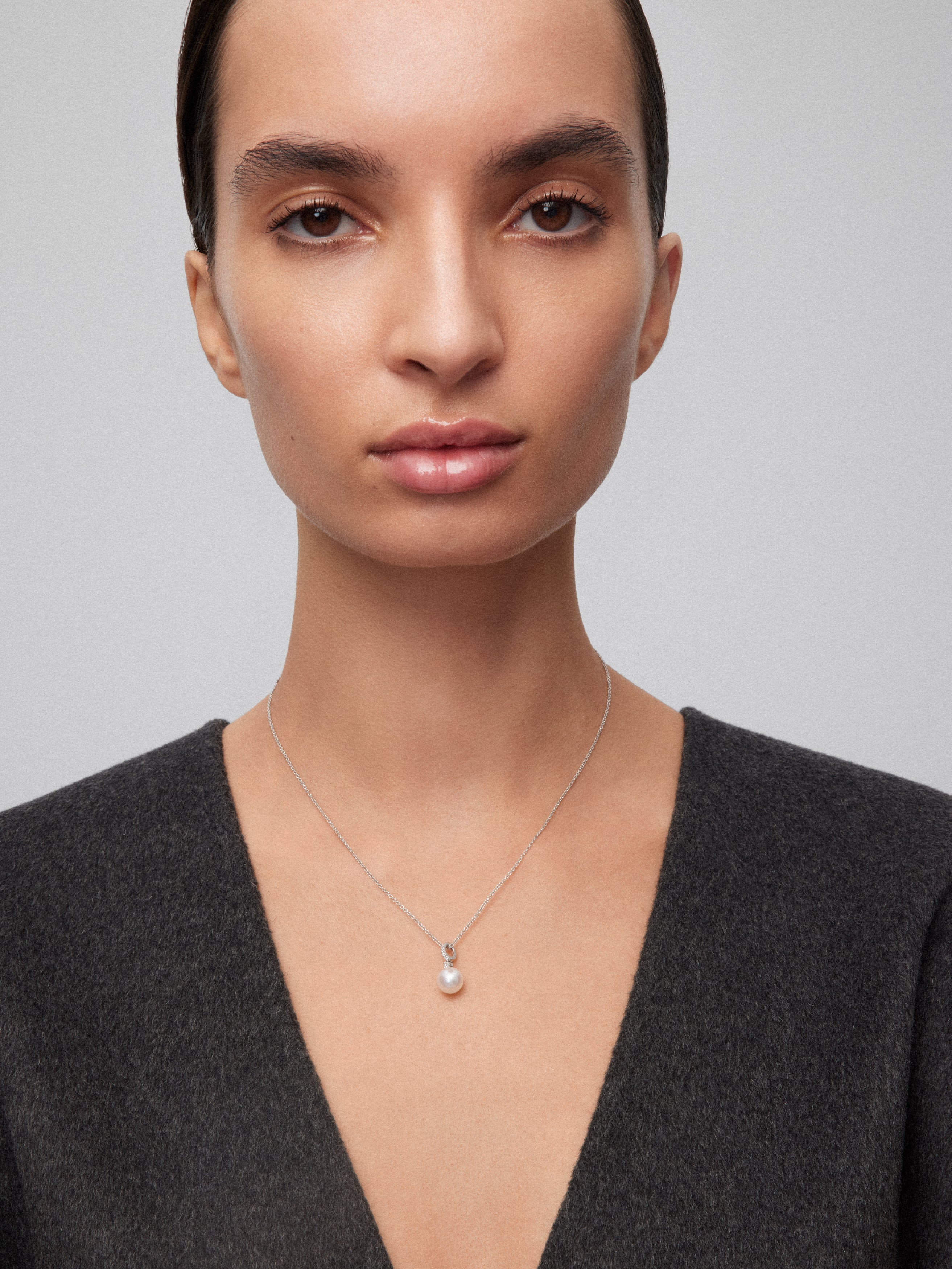 18k white gold chain pendant with diamond hoop and 8.5mm akoya pearl.