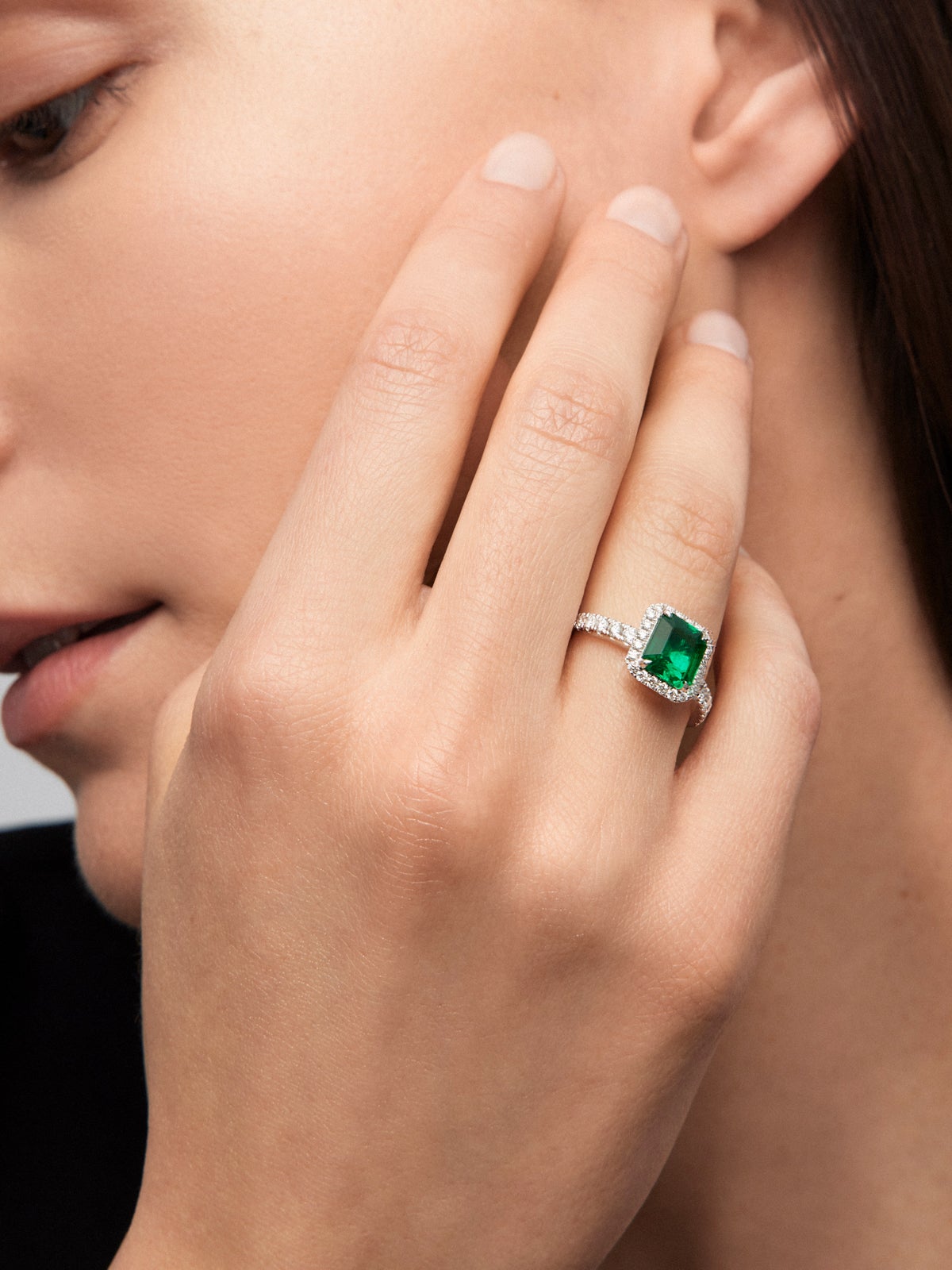 18K white gold ring with octagonal-cut green emerald of 2.07 cts and 36 brilliant-cut diamonds with a total of 0.5 cts