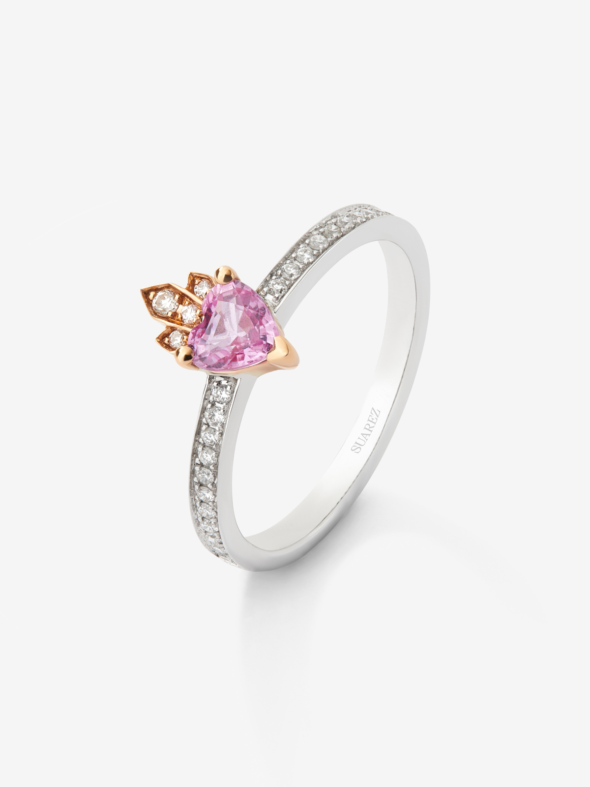 18K white and rose gold ring with heart-cut pink sapphire of 0.4 cts and 26 brilliant-cut diamonds with a total of 0.132 cts