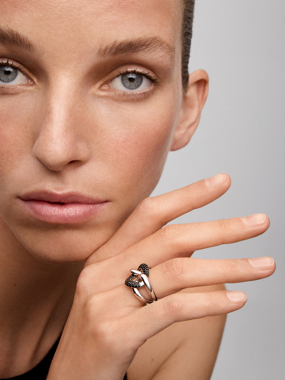 Ring with 925 silver knot with spinels