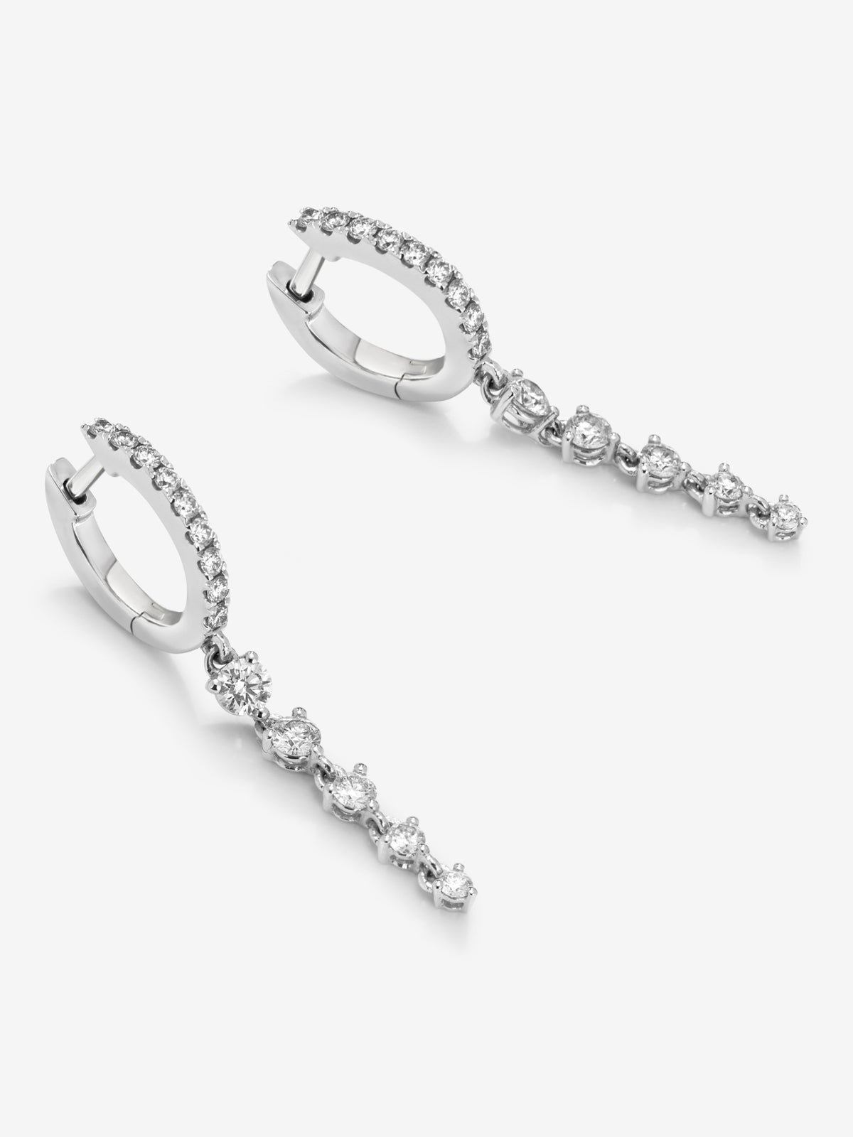 Pendientes aro largo de oro blanco de 18K con diamantes