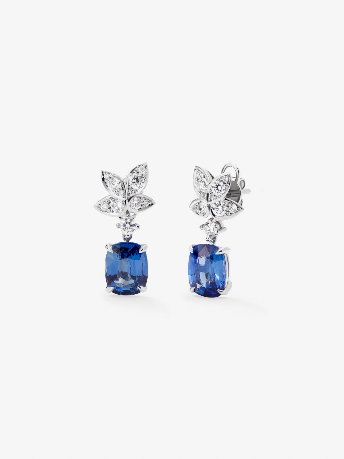 Pendientes de oro blanco de 18K con 2 zafiros azules en talla cushion con un total de 5,95 cts y 22 diamantes en talla brillante con un total de 0,9 cts