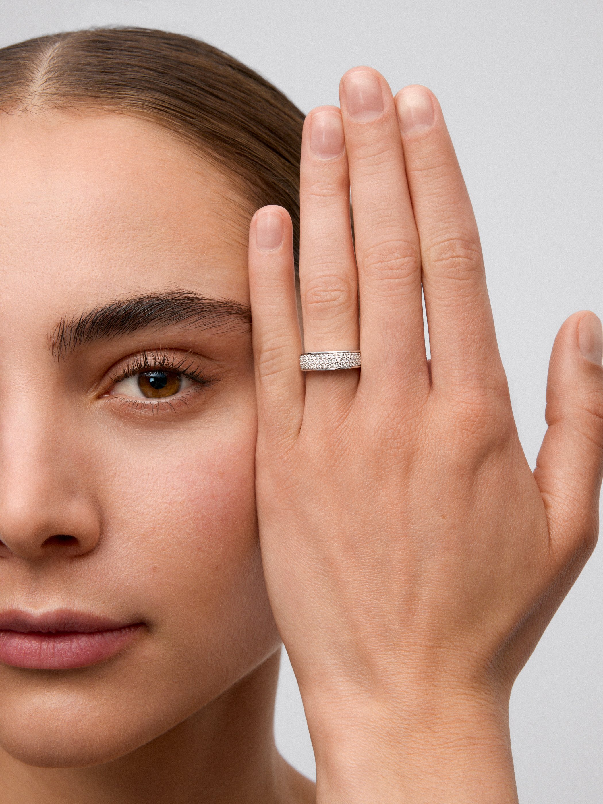 Anillo de oro blanco de 18K con pavé de diamantes en talla brillante