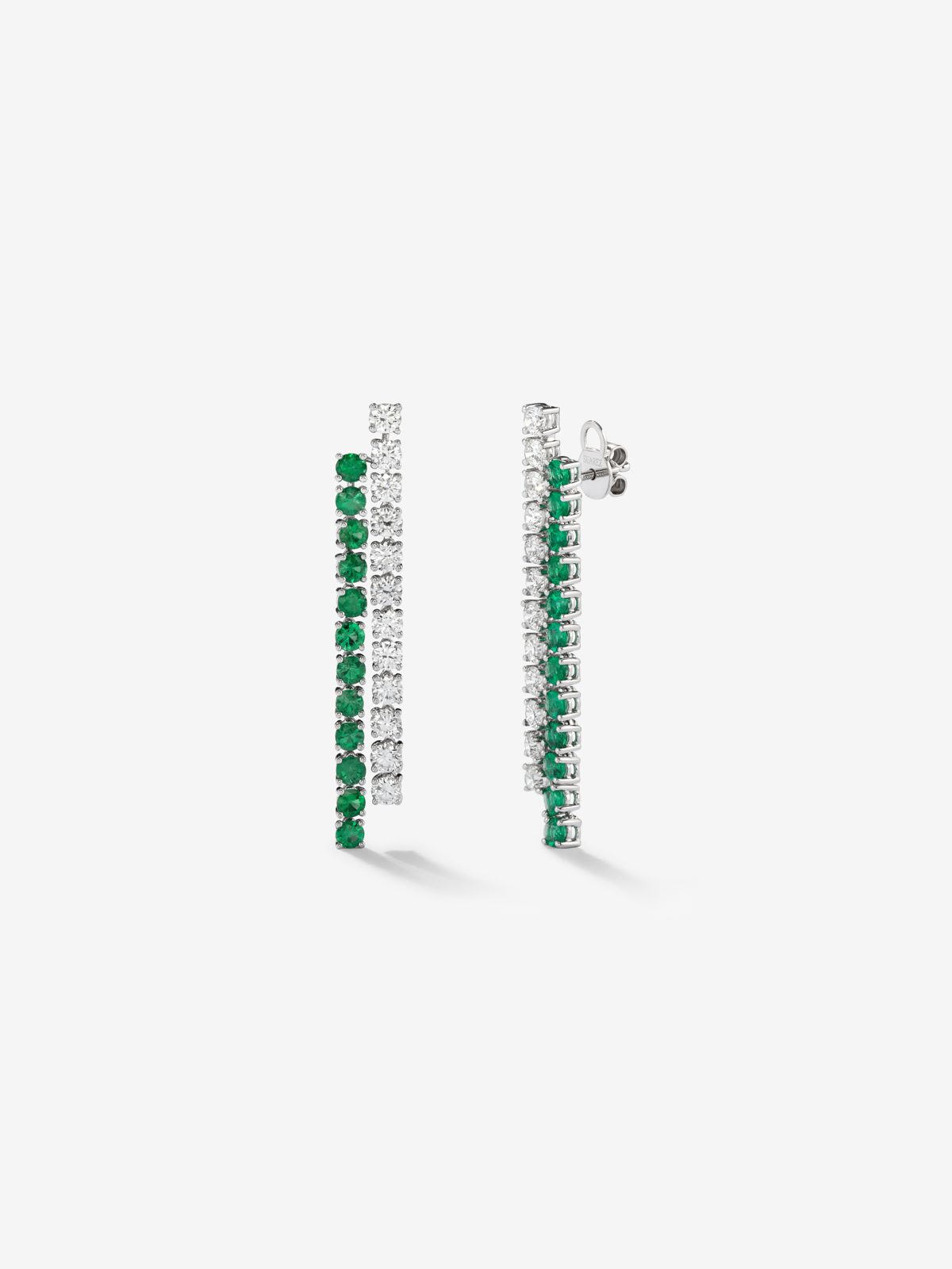 18K white gold earrings with green emeralds in bright 2,21 cts and white diamonds in 2.57 cts bright size