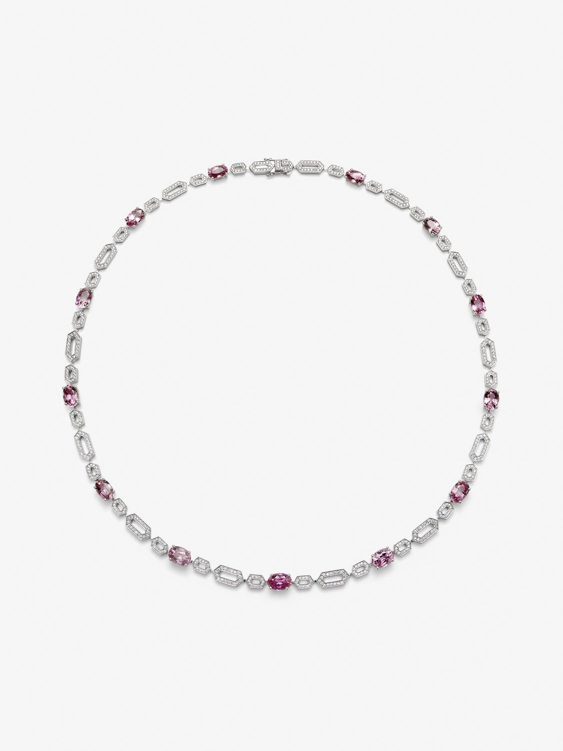 Collar de oro blanco de 18K con zafiros rosa vivid en talla oval de 14,43 cts y diamantes en talla brillante de 1,73 cts