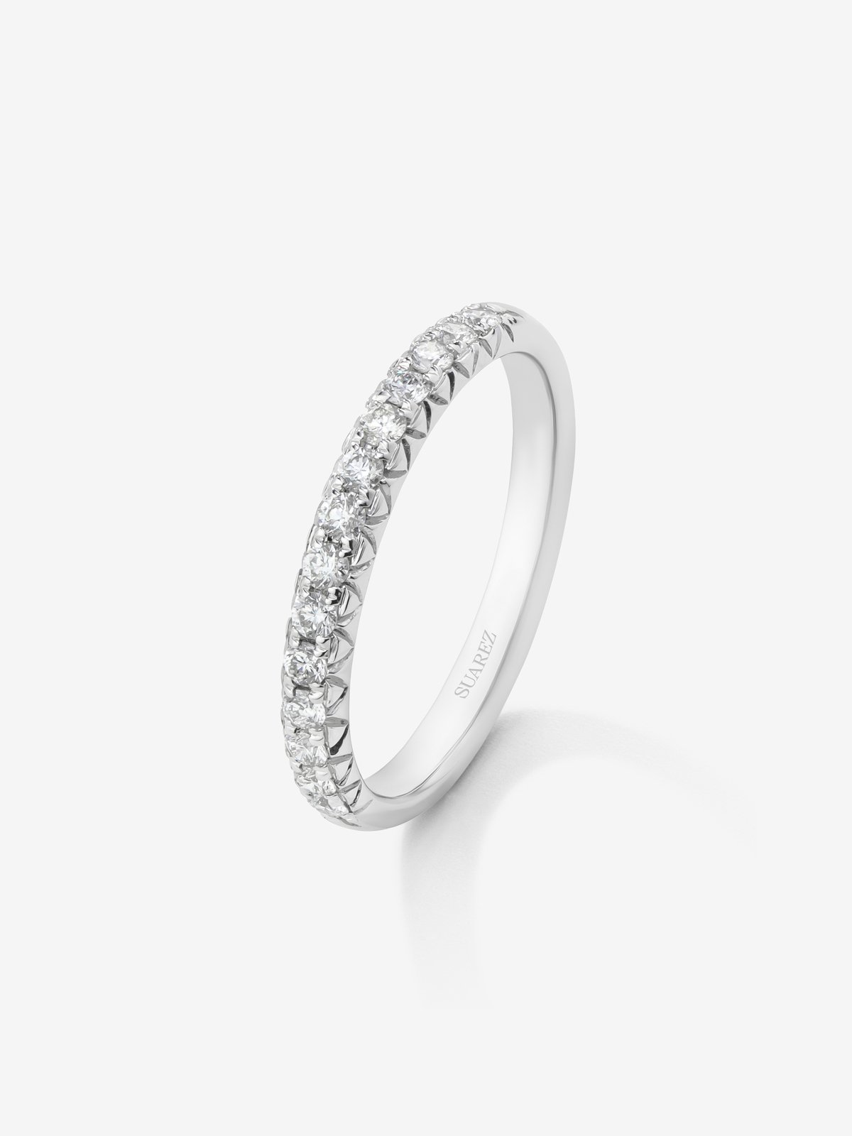 Media alianza de oro blanco de 18K con 14 diamantes en talla brillante con un total de 0,29 cts