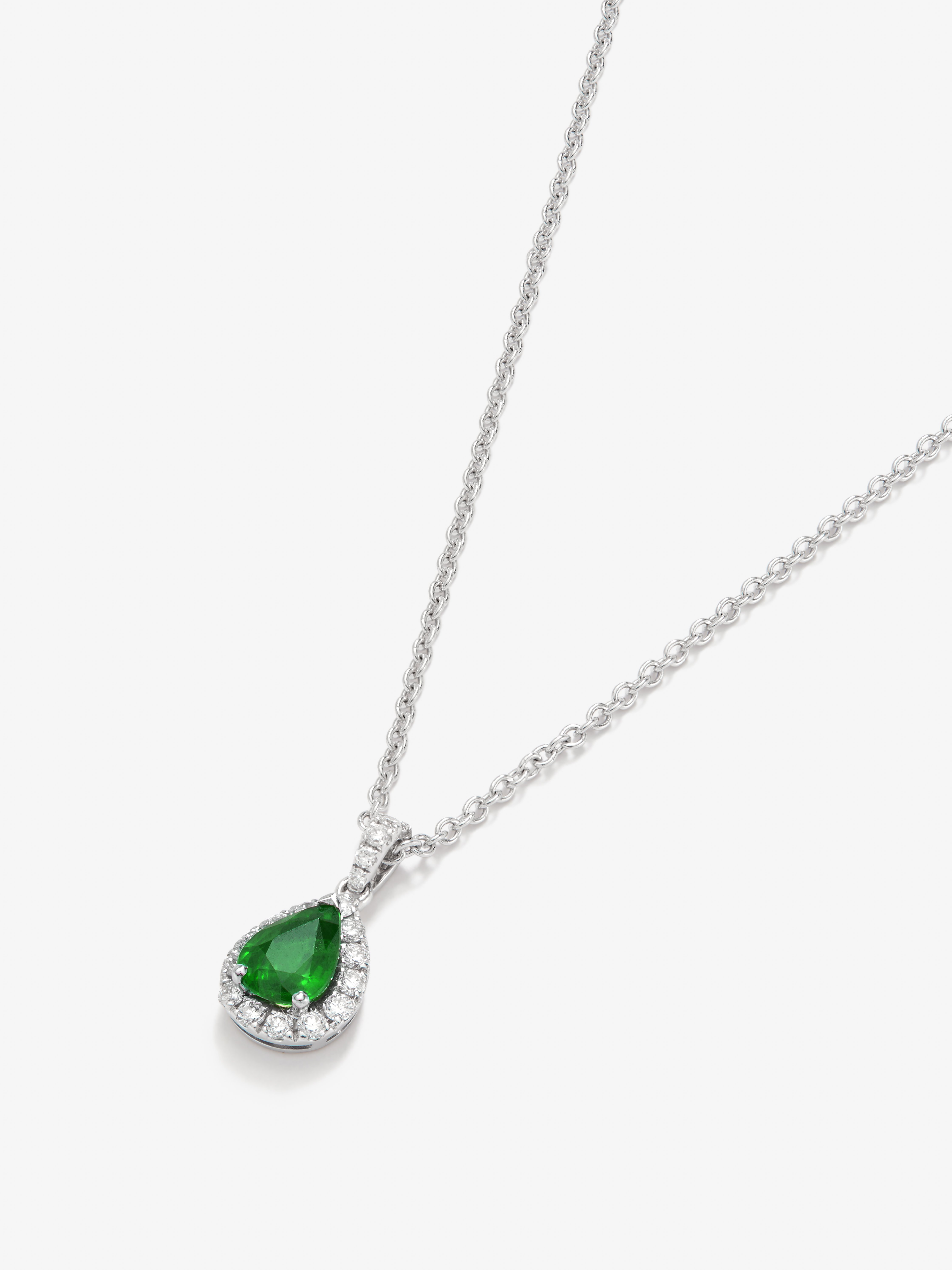 18K white gold pendant with emerald and brilliant cut diamonds with a total of 0.15 cts