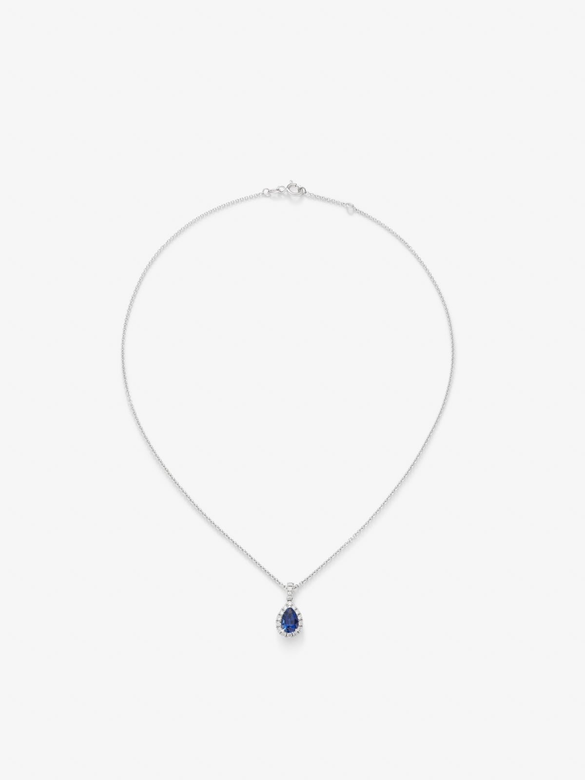 Colgante de oro blanco de 18K con zafiro azul en talla pera de 1,08 cts y diamantes en talla brillante con un total de 0,1 cts