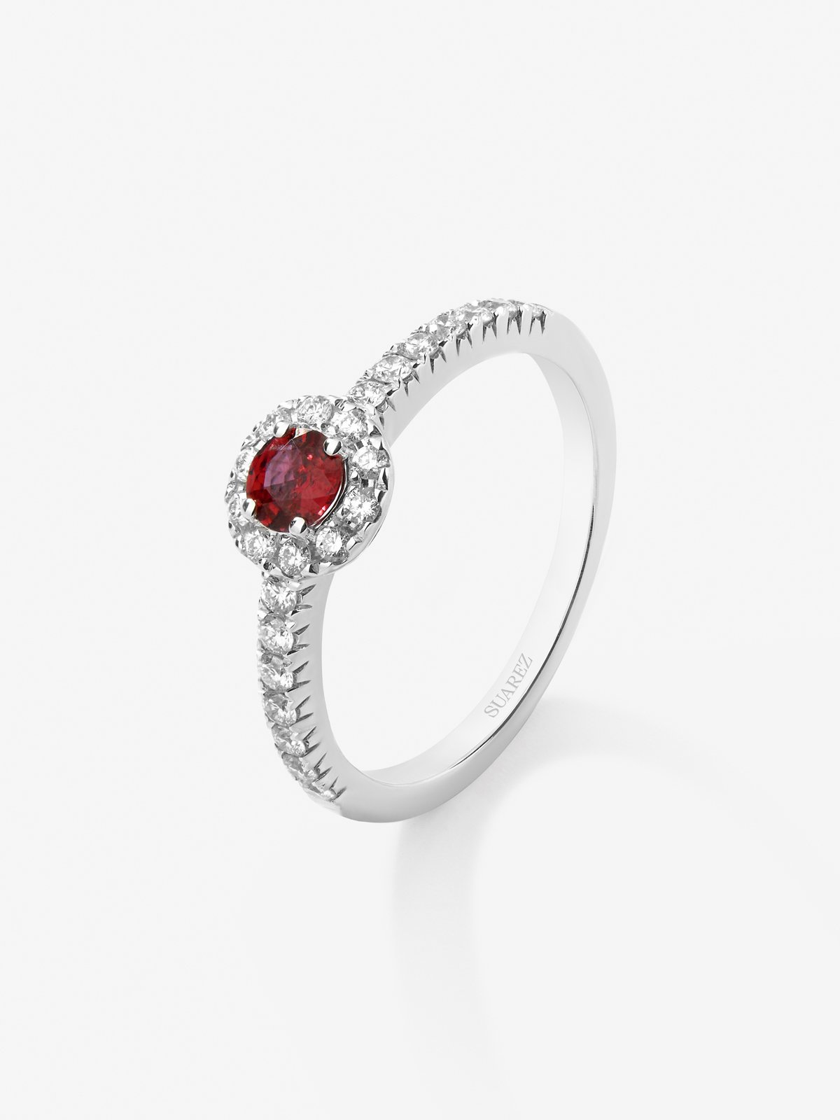 Anillo orla de oro blanco de 18K con rubi y diamante