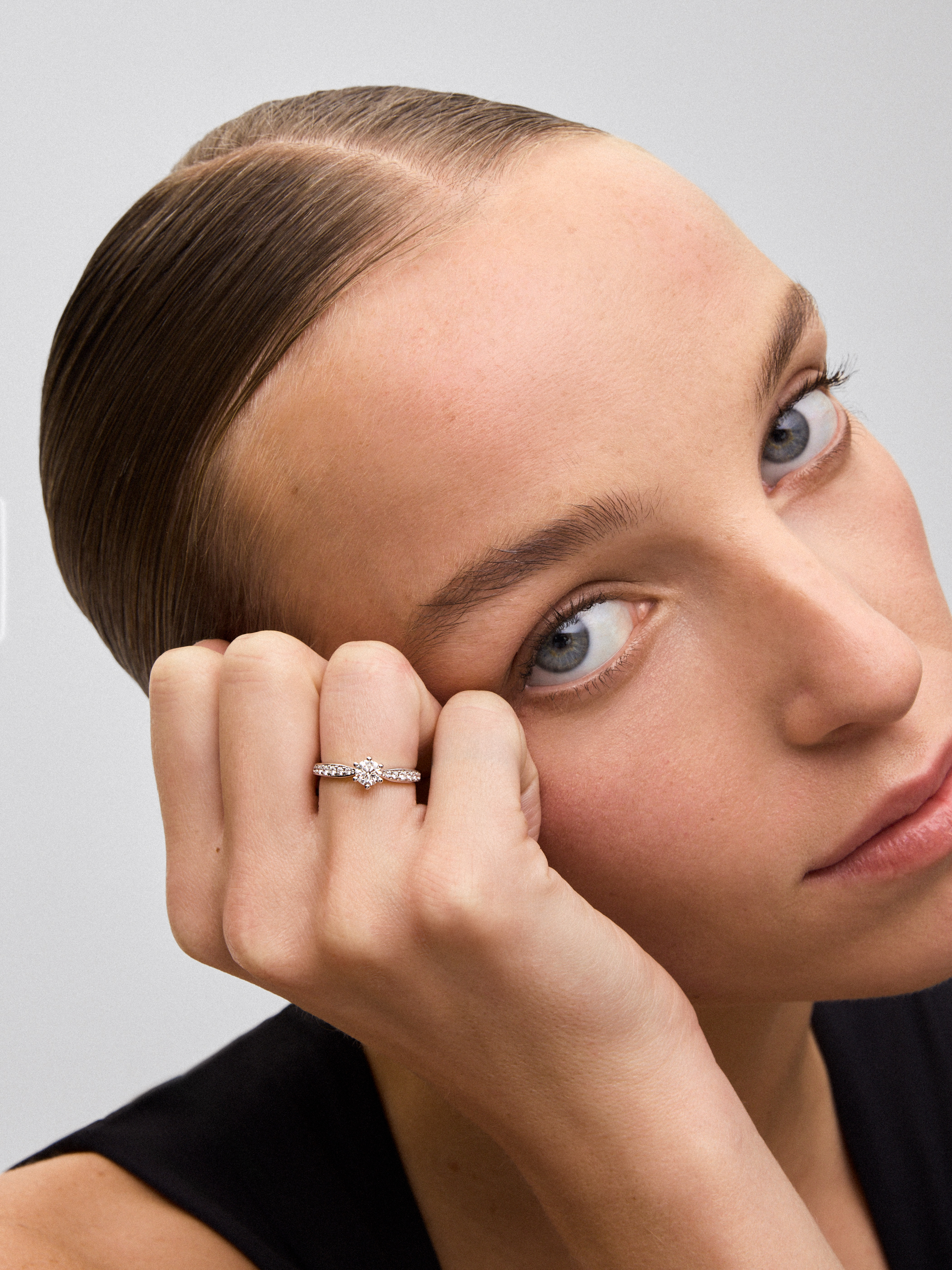 Solitaire ring in 18K white gold with a central 0.50-carat brilliant-cut diamond and additional diamonds totaling 0.23 cts