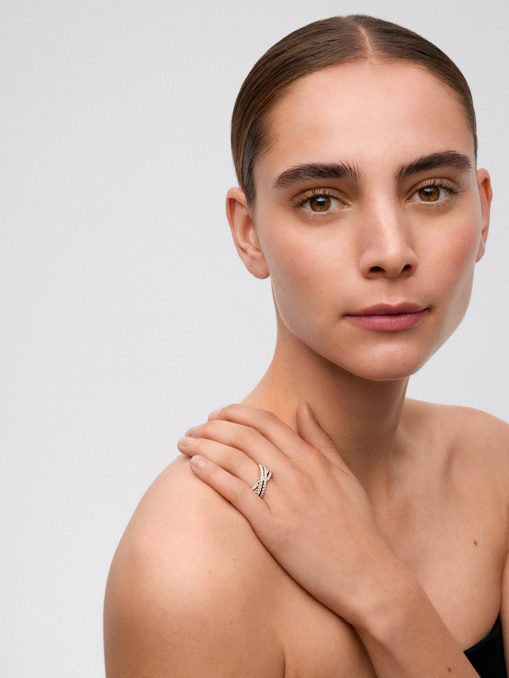 Anillo multibrazo cruzado de oro blanco de 18K con 52 diamantes en talla brillante con un total de 1,12 cts