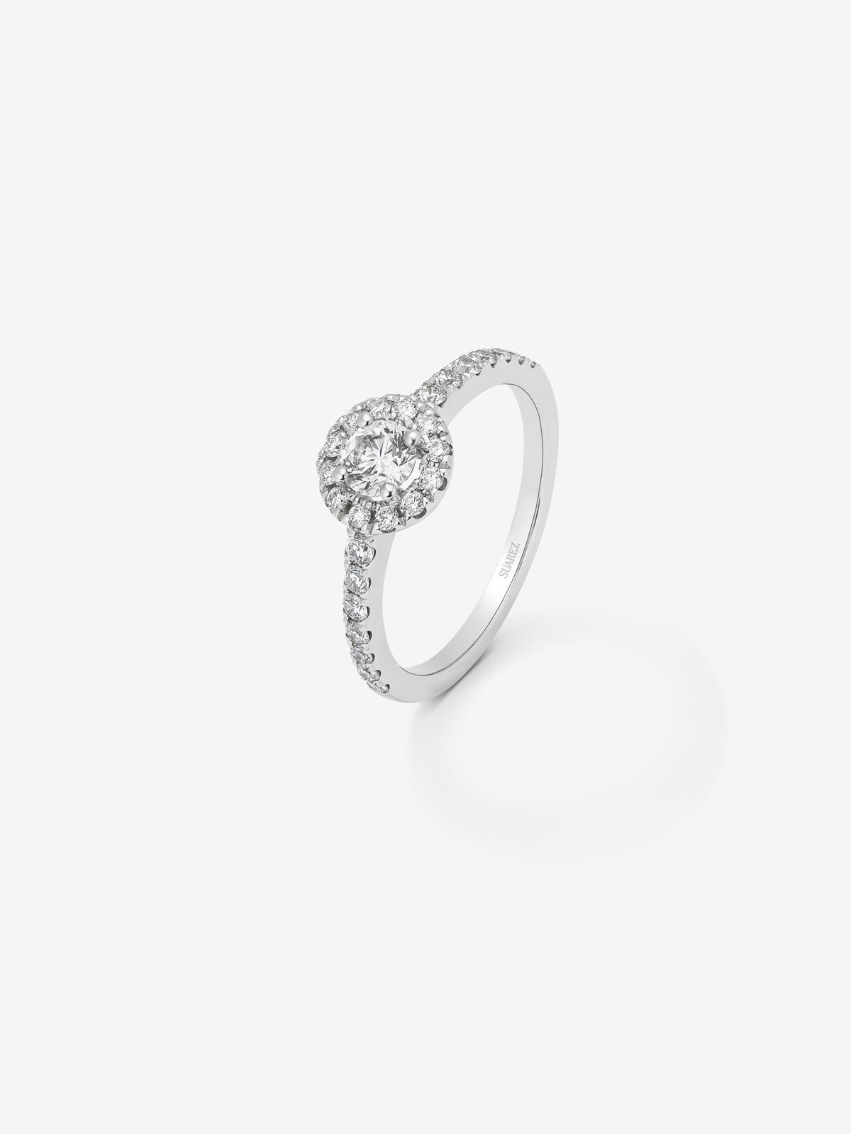 18K white gold ring with central brilliant-cut diamond of 0.15 cts and border and arm of 28 brilliant-cut diamonds with a total of 0.3 cts