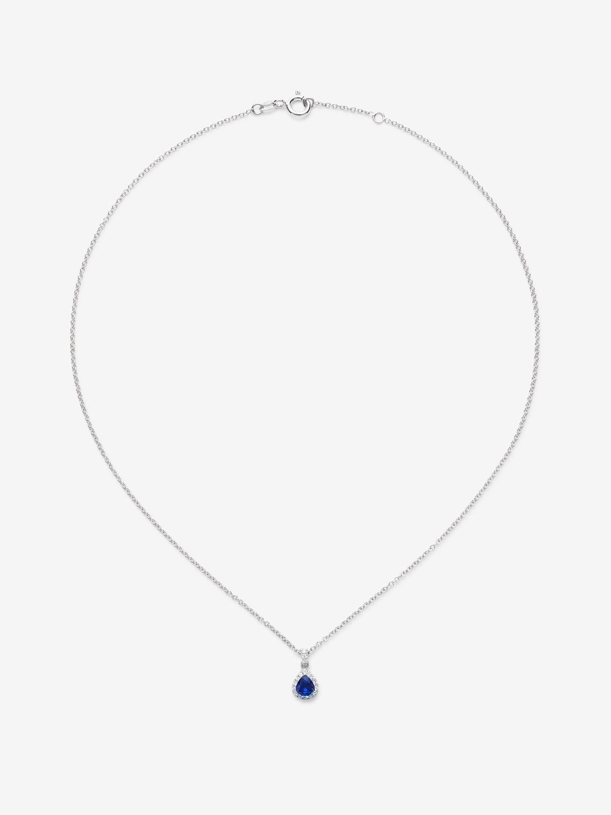 Colgante de oro blanco de 18K con zafiro azul en talla pera de 1,08 cts y diamantes en talla brillante con un total de 0,1 cts