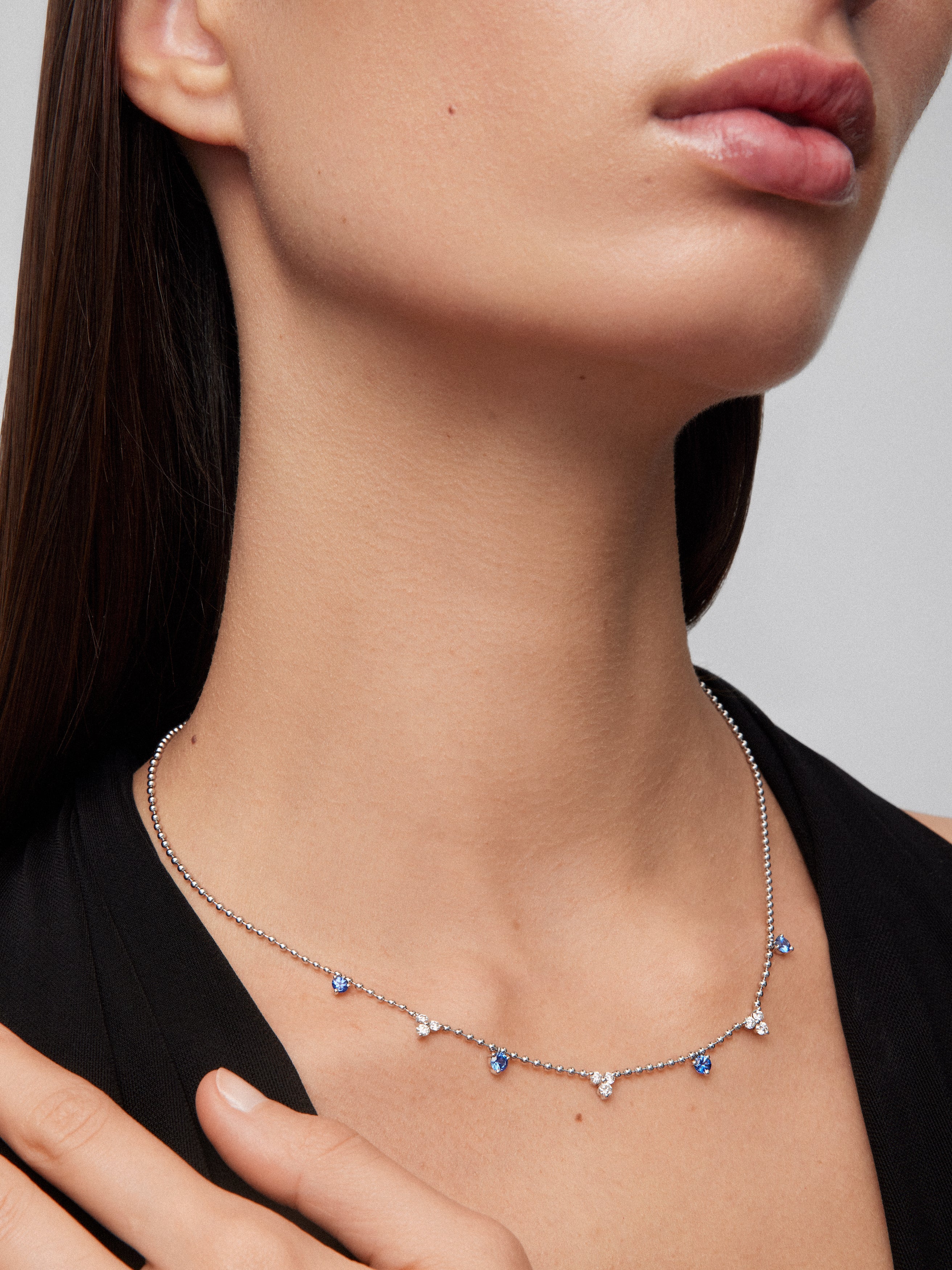 Colgante de oro blanco de 18K con 4 zafiros azules en talla brillante con un total de 0,85 cts y 9 diamantes en talla brillante con un total de 0,54 cts