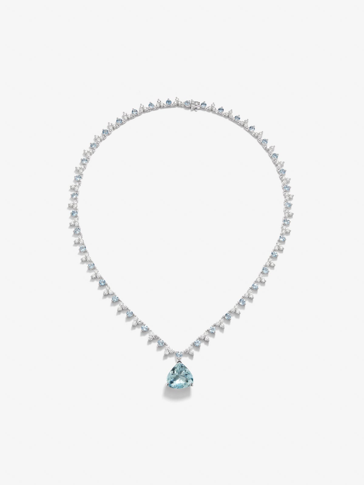 18K white gold rivière necklace with pear-cut aquamarine of 5.88 cts, 38 brilliant-cut aquamarines with a total of 5.41 cts and 114 brilliant-cut diamonds with a total of 6.27 cts