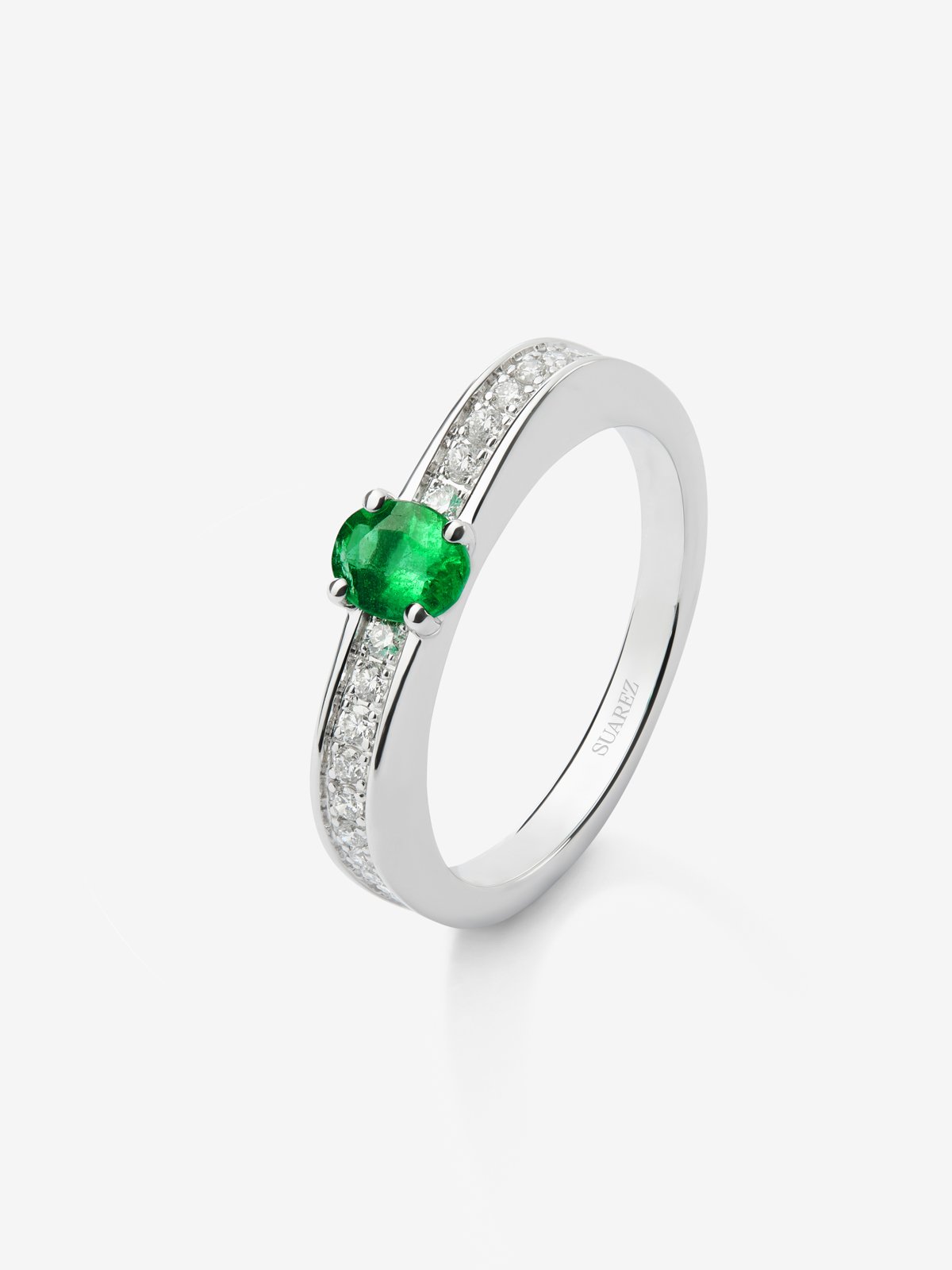 Anillo de oro blanco de 18K con esmeralda en talla oval de 0,32 cts y 22 diamantes en talla brillante con un total de 0,15 cts