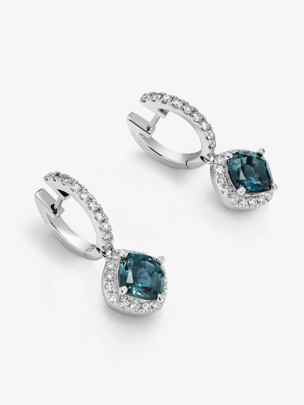 Pendientes de aro de oro blanco de 18K con 2 topacios azul london en talla cushion con un total de 2,16 cts y 52 diamantes en talla brillante con un total de 0,49 cts