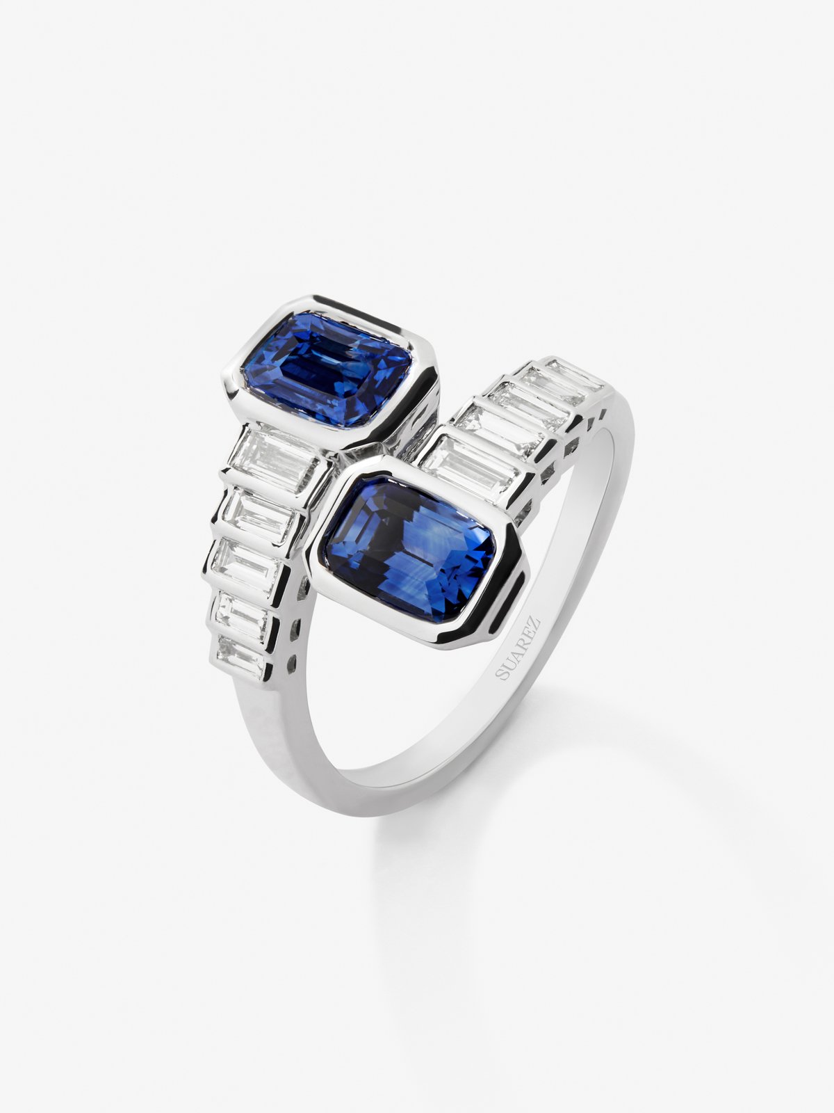 Anillo tú y yo de oro blanco de 18K con zafiros azul y azul vivid en talla octogonal de 2,2 cts y diamantes blancos en talla baguette de 0,52 cts