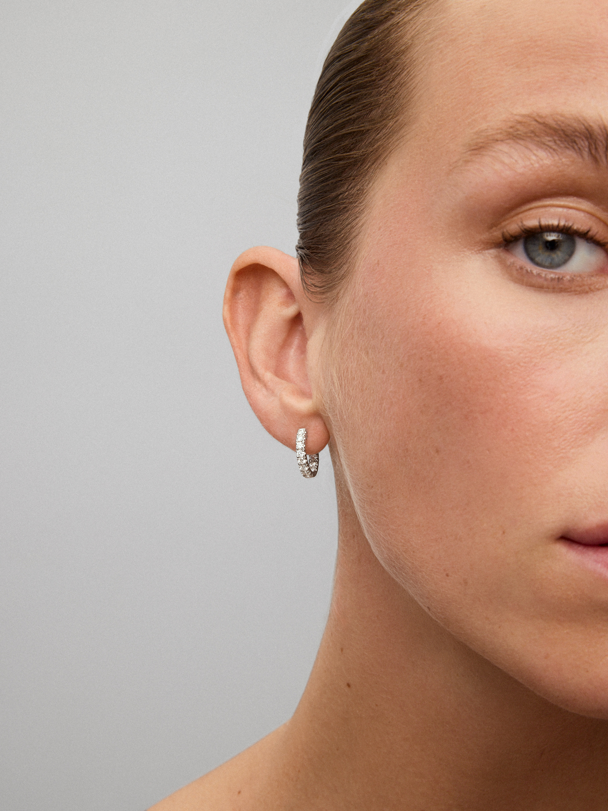 18K white gold hoop earrings with 28 brilliant-cut diamonds with a total of 1.05 cts