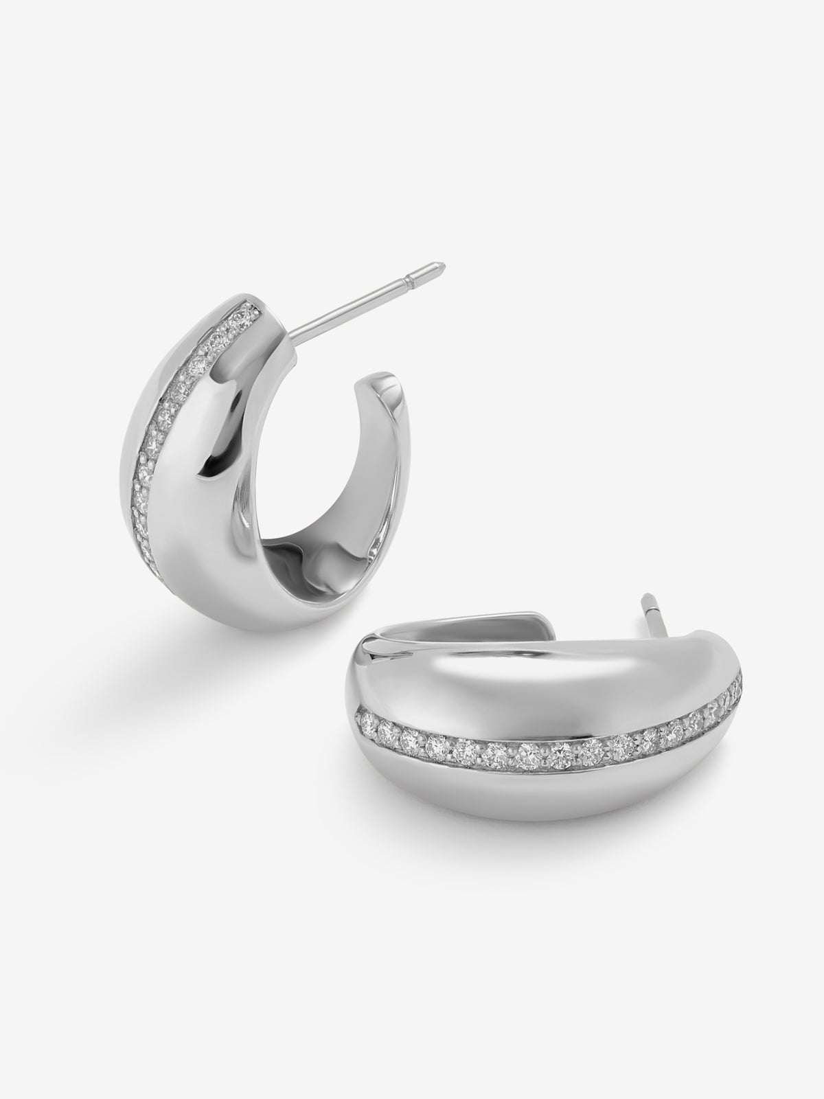 Pendientes de aro de oro blanco de 18K con pavé de diamantes en talla brillante