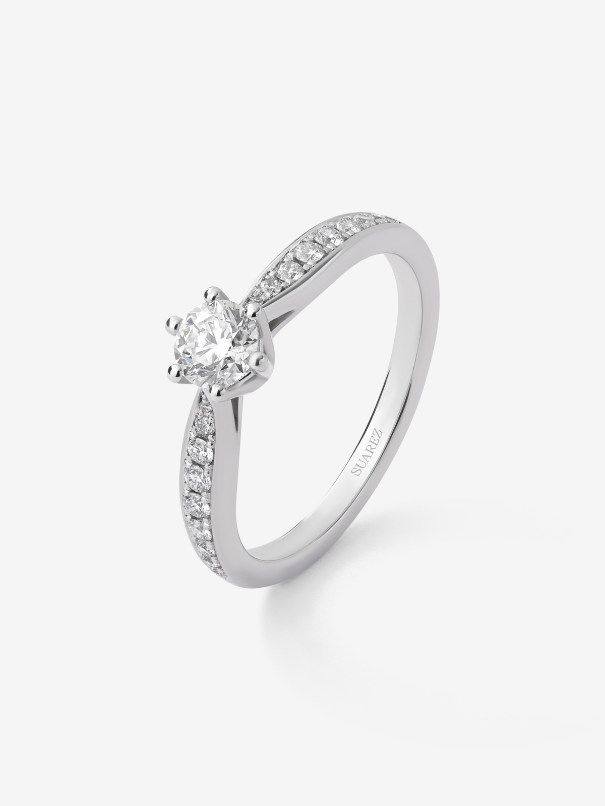 Anillo solitario de oro blanco de 18K con diamante central en talla brillante de 0,40 cts y diamantes en talla brillante con un total de 0,19 cts