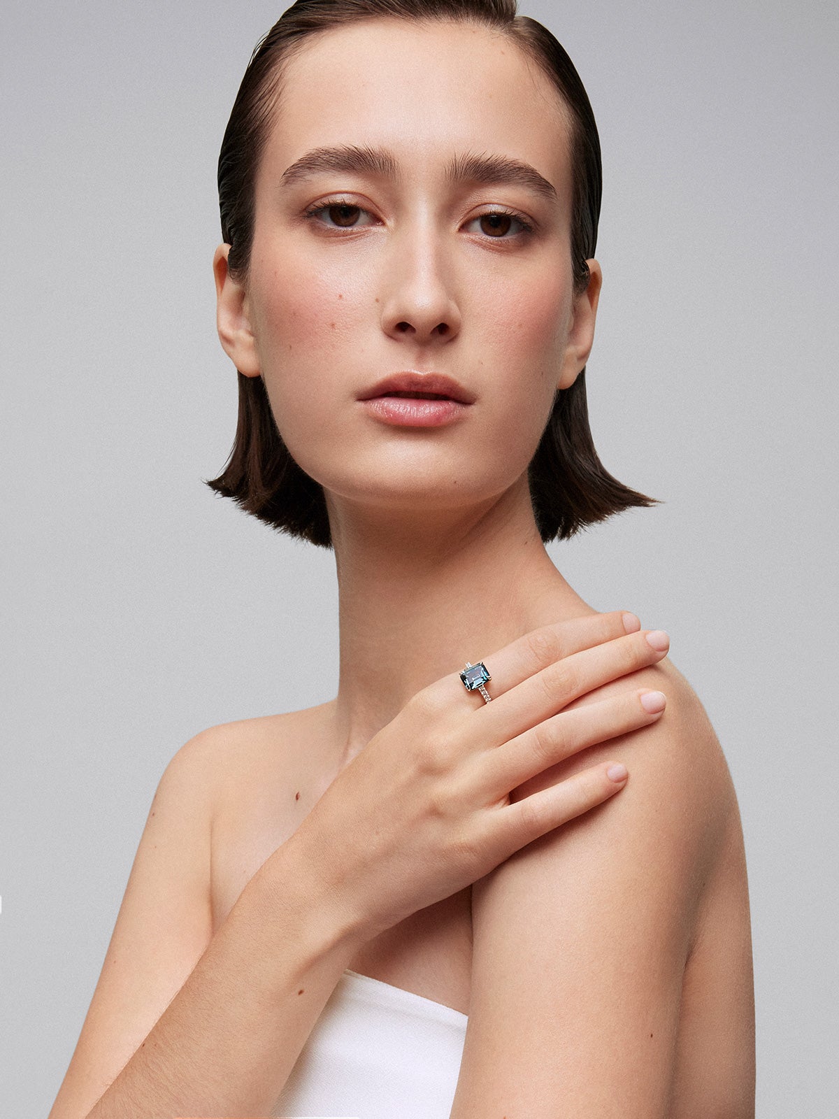 18K White Gold Solitary Ring with Topacio and Diamond