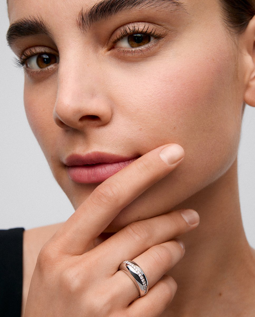 18K White Gold Ring with Brilliant-Cut Pavé Diamonds