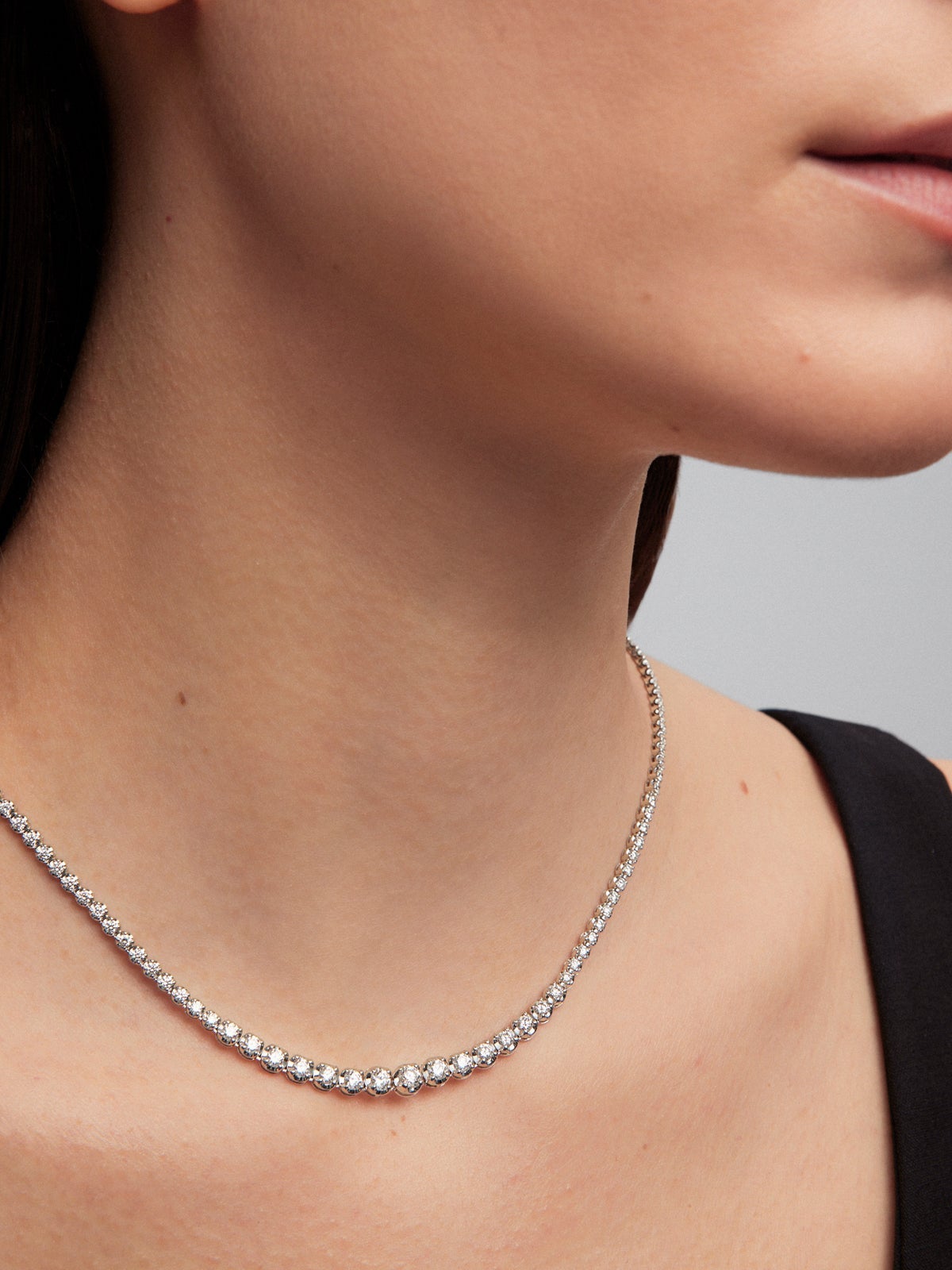 18K white gold rivière necklace with 132 brilliant-cut diamonds with a total of 4.9 cts