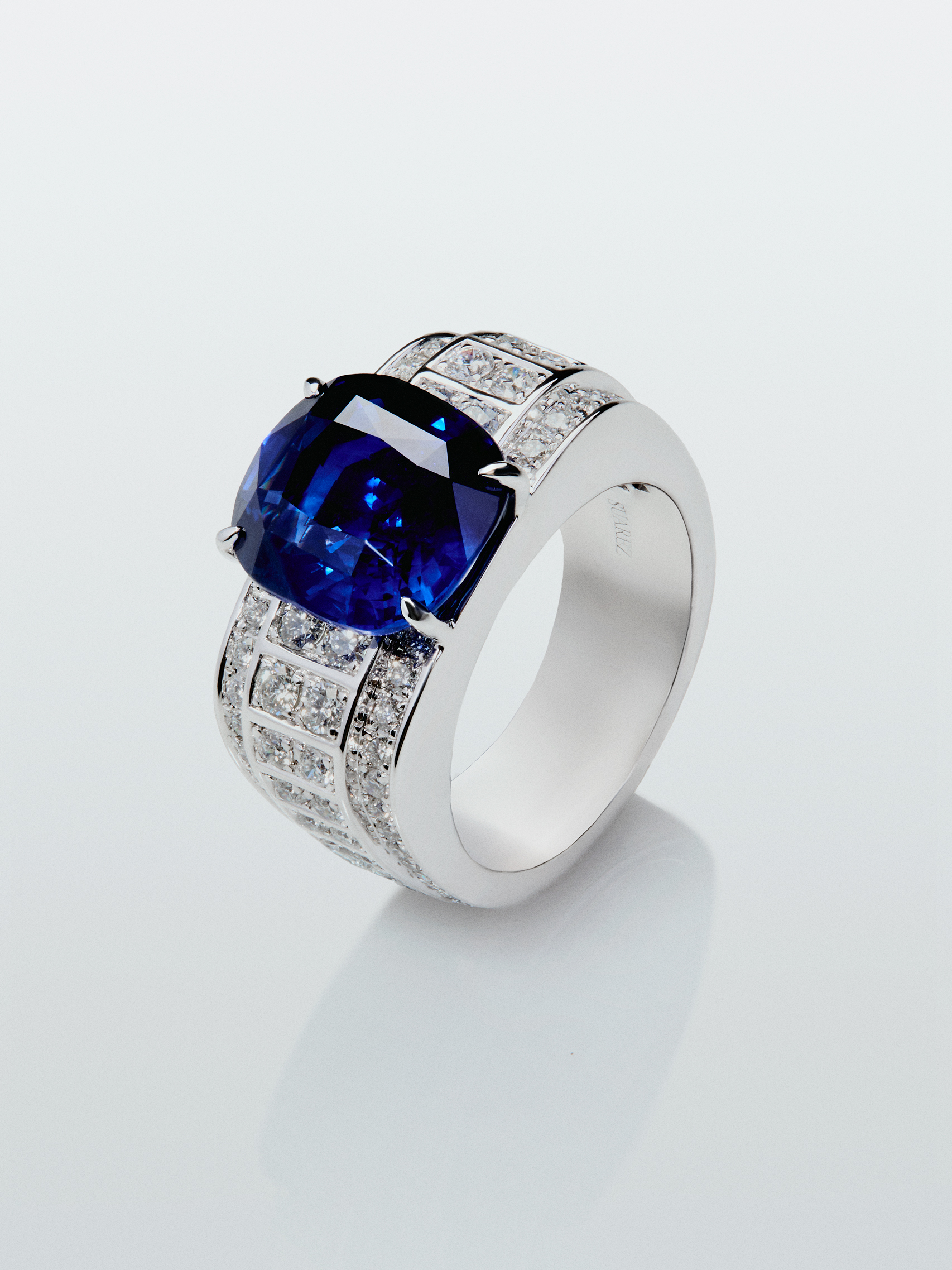 18K white gold ring with cushion-cut royal blue sapphire of 5.548 cts and 72 brilliant-cut diamonds with a total of 1.03 cts