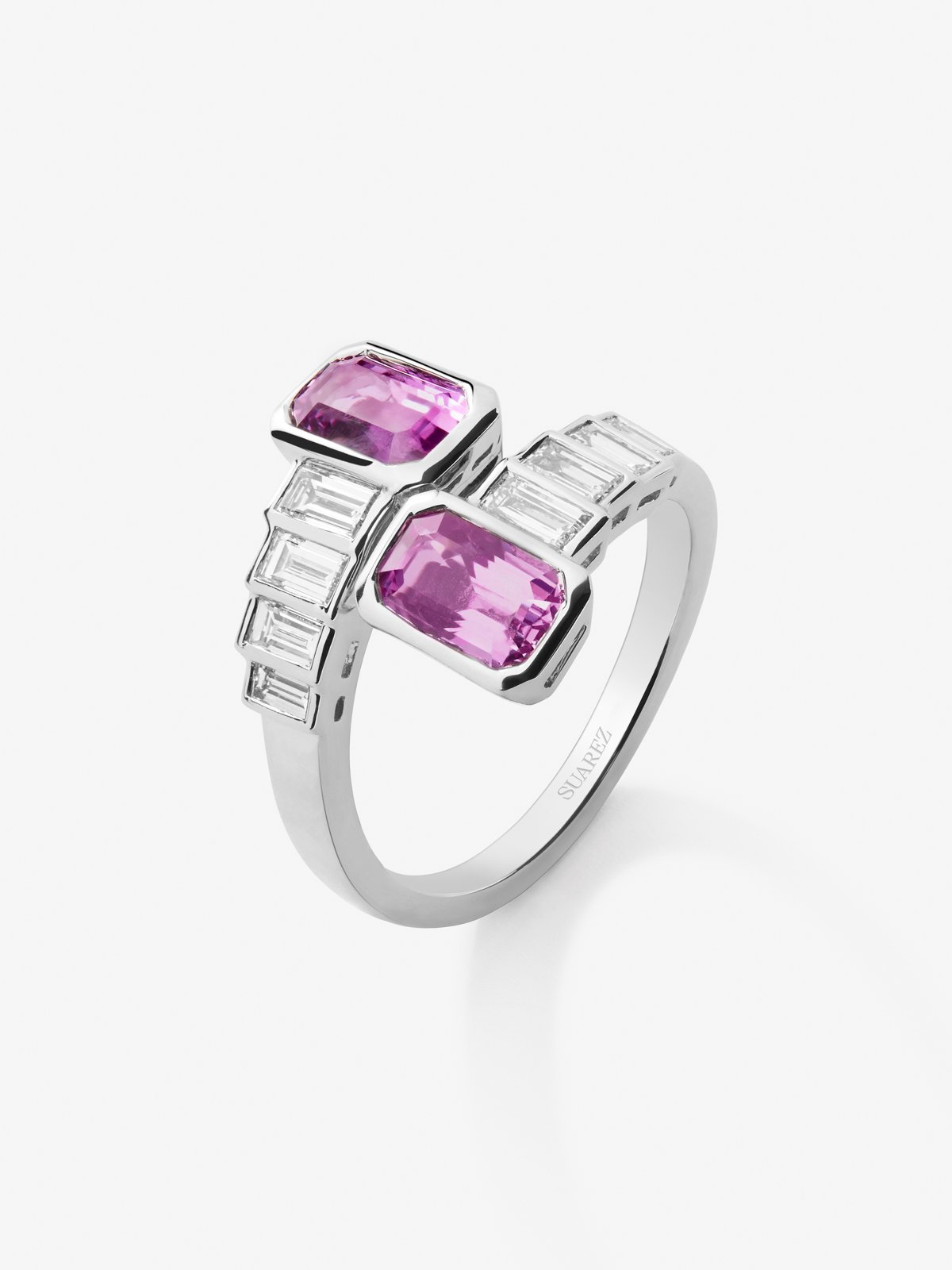 Anillo tú y yo de oro blanco de 18K con 2 zafiros rosas en talla octogonal con un total de 2,51 cts y 8 diamantes en talla baguette con un total de 0,72 cts