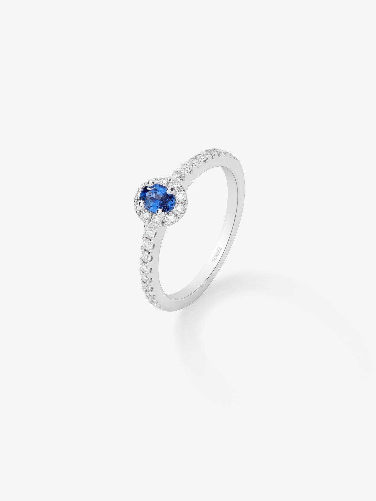 18K white gold ring with oval-cut blue sapphire of 1.12 cts and 30 brilliant-cut diamonds with a total of 0.25 cts