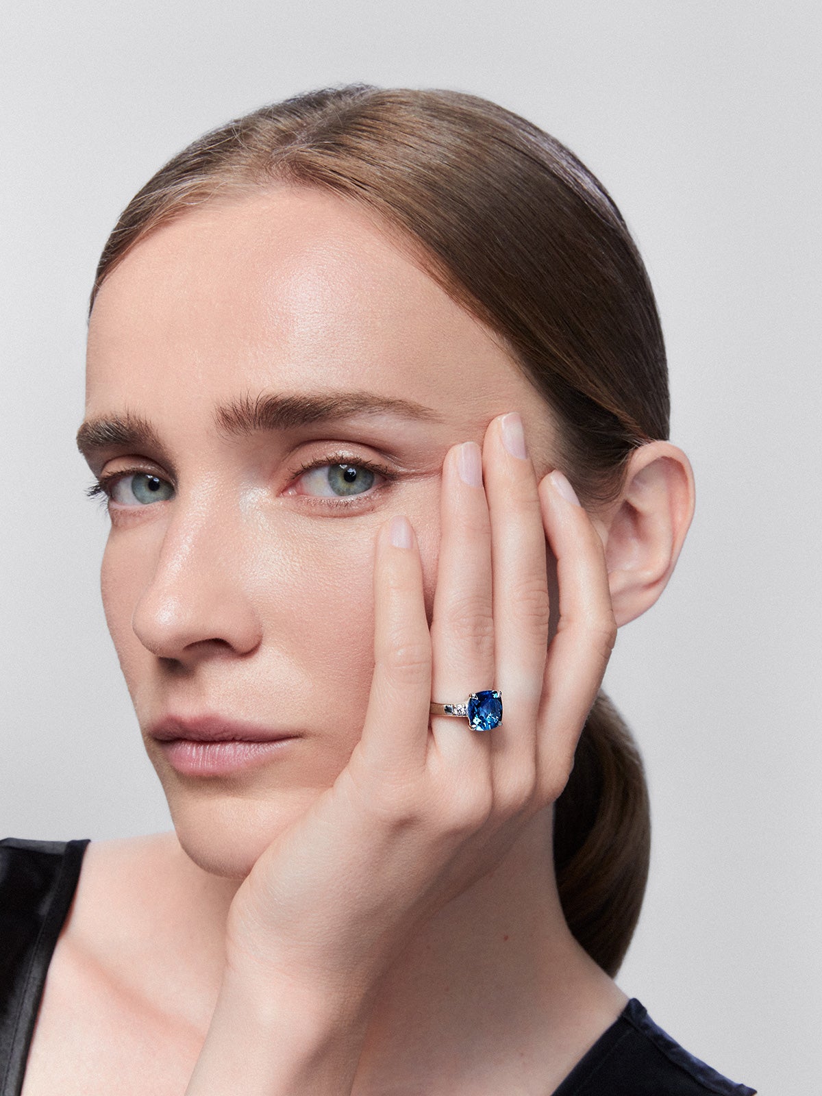 Anillo tresillo de plata 925 con topacio azul london en talla cushion de 5,08 cts y 2 diamantes en talla brillante con un total de 0,12 cts