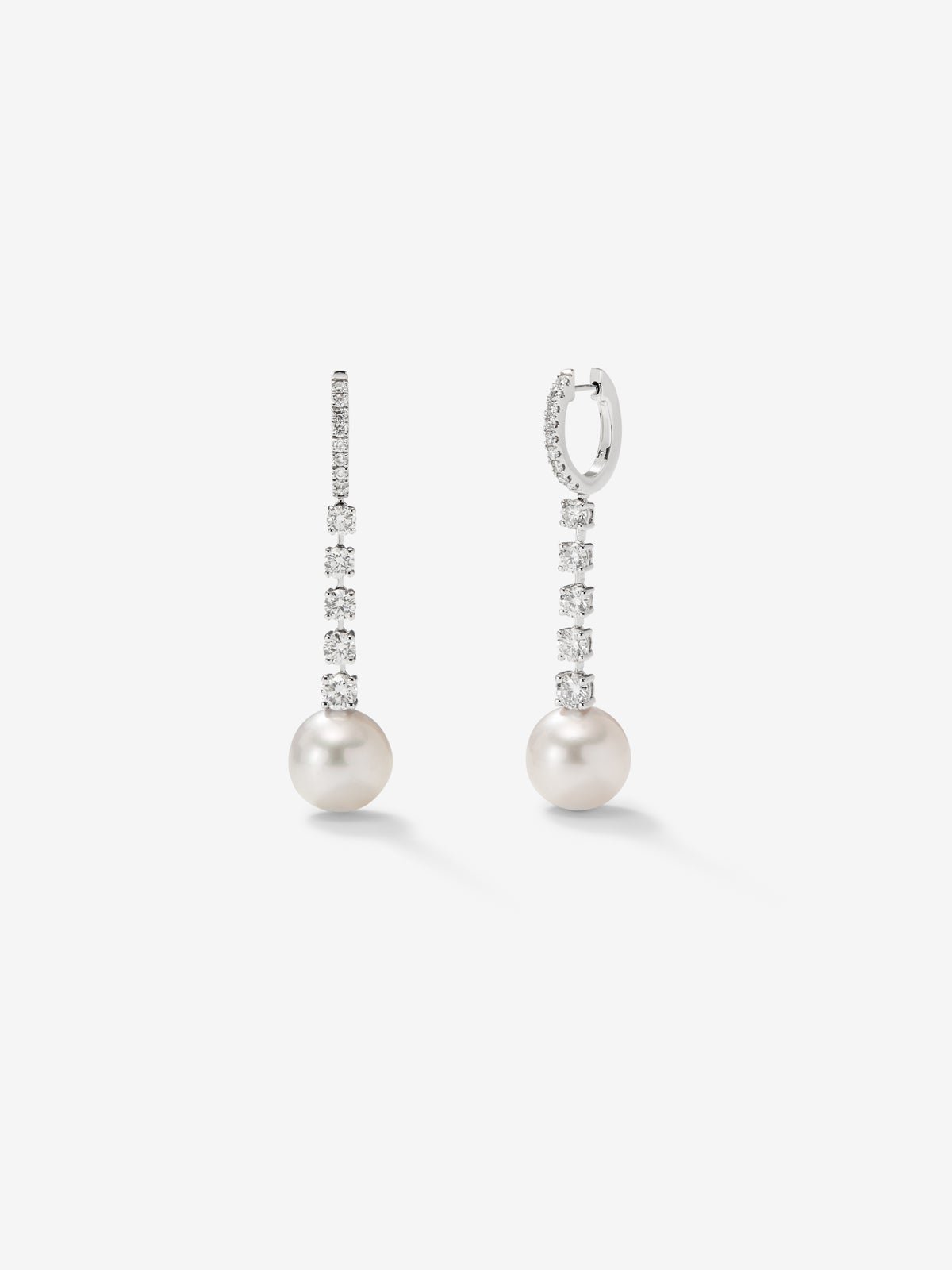 18K white gold earrings with 0.4 ct brilliant-cut diamonds and 10.5 mm Australian pearls