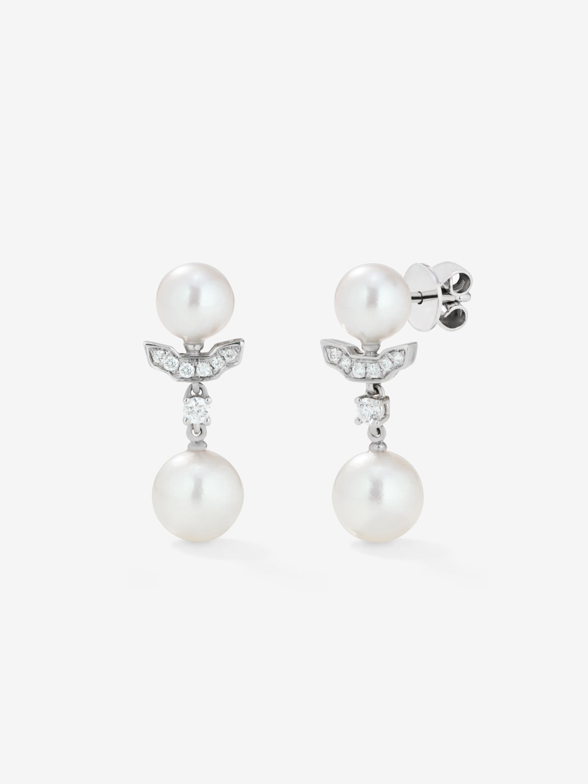18K white gold earrings with 2 akoya pearls and 14 brilliant-cut diamonds with a total of 0.09 cts