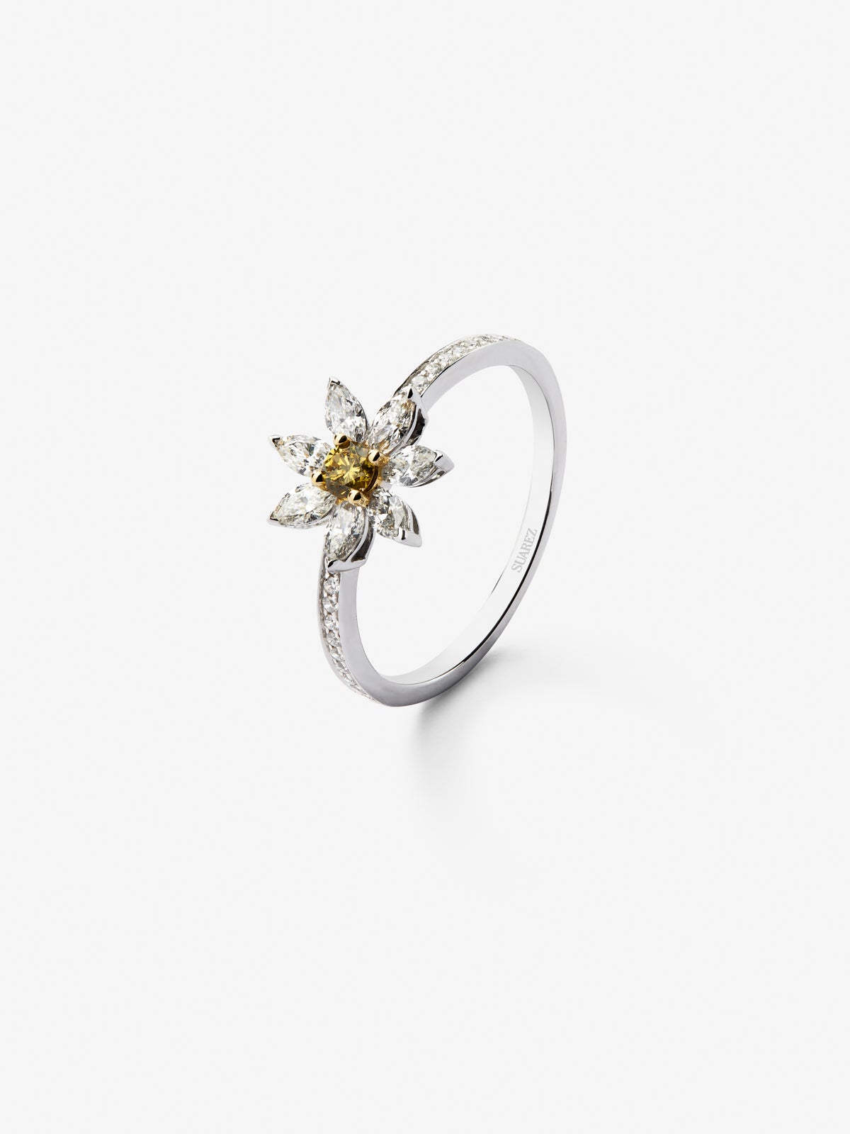 18K white gold ring with a brilliant-cut yellow diamond of 0.09 cts, 7 marquise-cut diamonds with a total of 0.43 cts and 20 brilliant-cut diamonds with a total of 0.07 cts