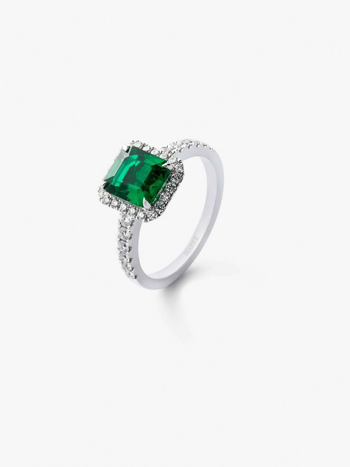 18K white gold ring with octagonal-cut green emerald of 2.07 cts and 36 brilliant-cut diamonds with a total of 0.5 cts