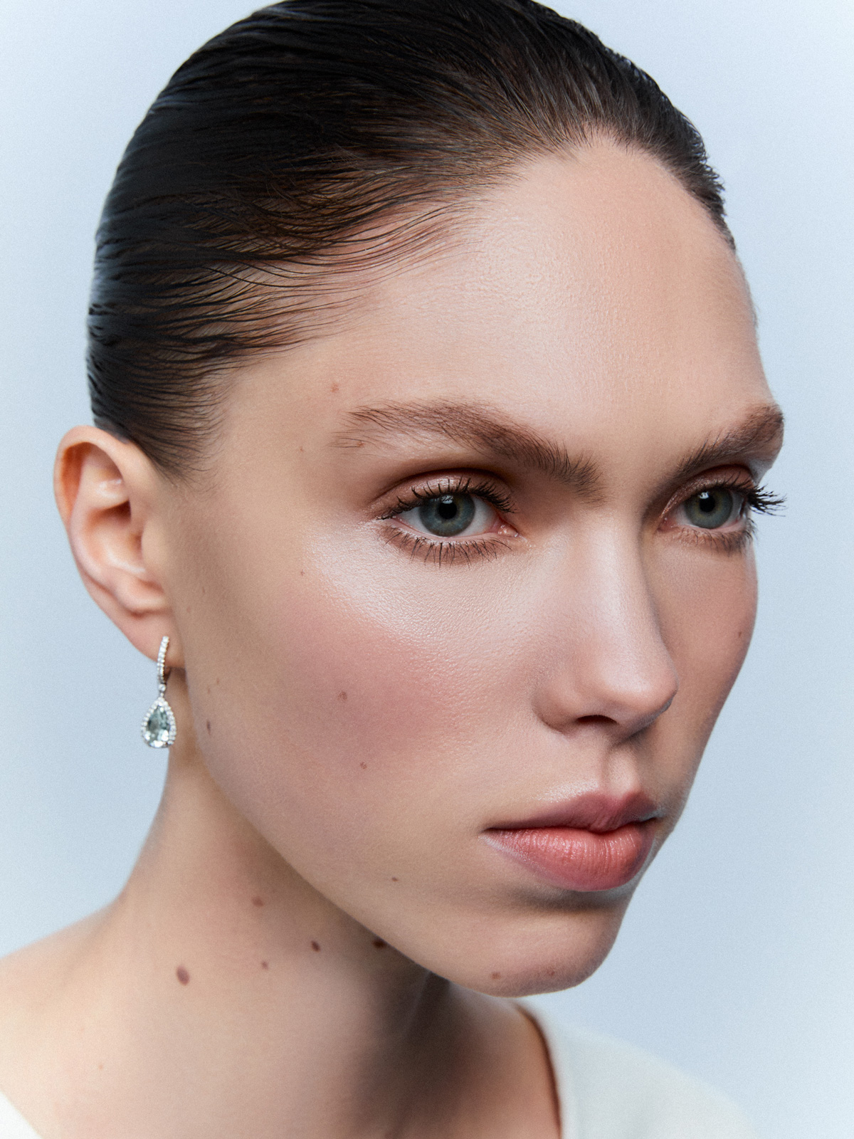 18K white gold hoop earrings with amethyst and diamond pendant