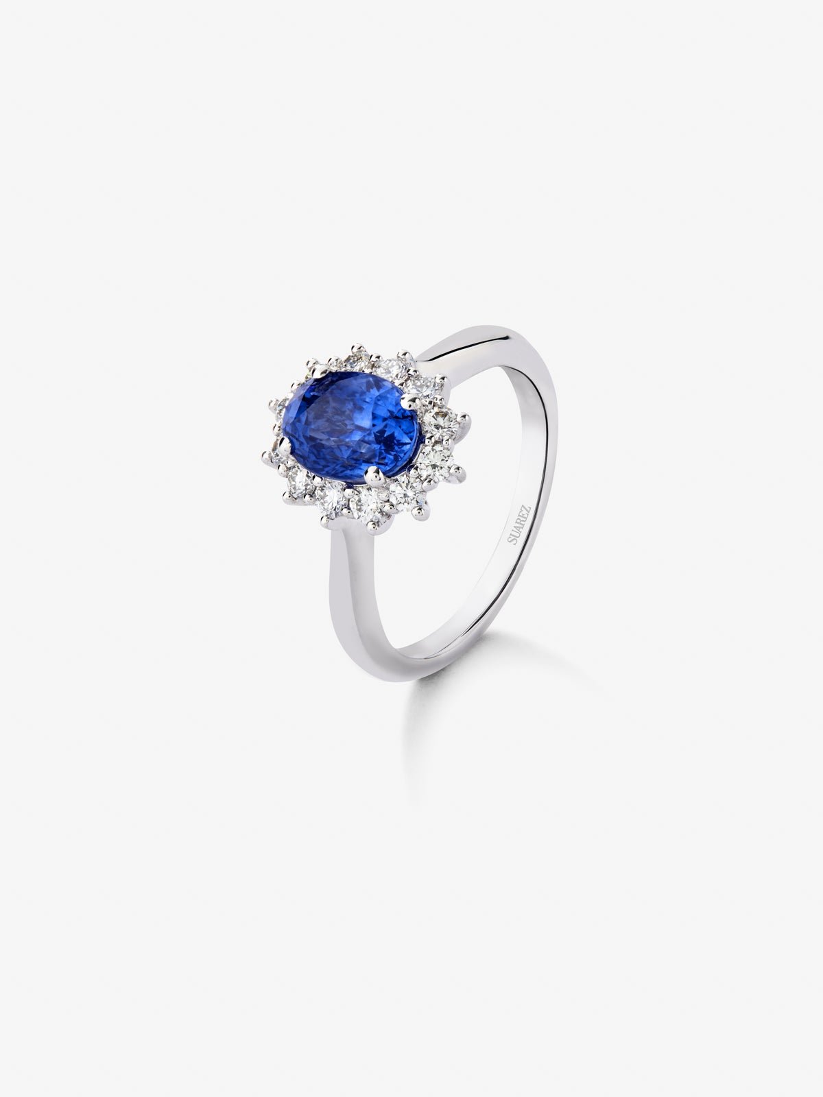 18K white gold ring with oval-cut cornflower blue sapphire of 2.26 cts and 12 brilliant-cut diamonds with a total of 0.47 cts