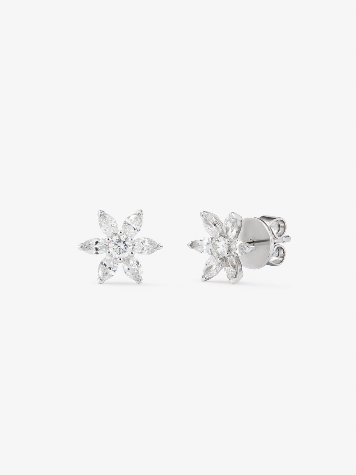 18K white gold earrings with 2 brilliant-cut diamonds with a total of 0.12 cts and 12 marquise-cut diamonds with a total of 0.59 cts