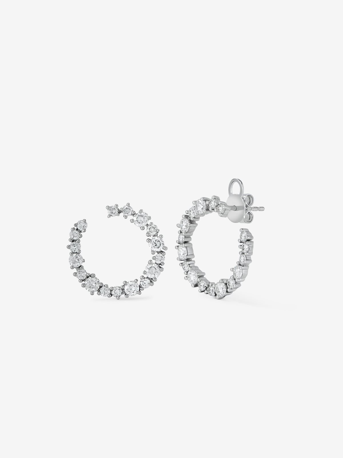 18K white gold hoop earrings with 34 brilliant-cut diamonds with a total of 1.84 cts