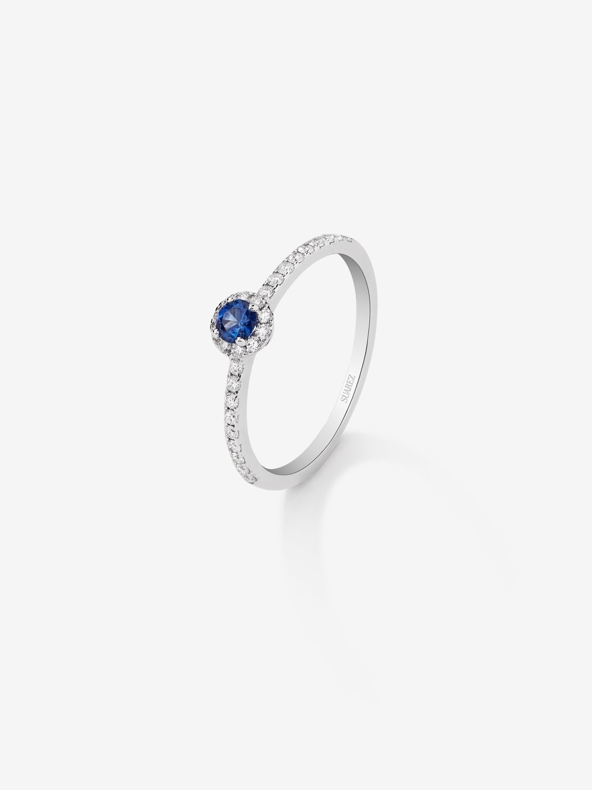18K white gold ring with brilliant-cut blue sapphire of 0.26 cts and border and arm of 26 brilliant-cut diamonds with a total of 0.26 cts