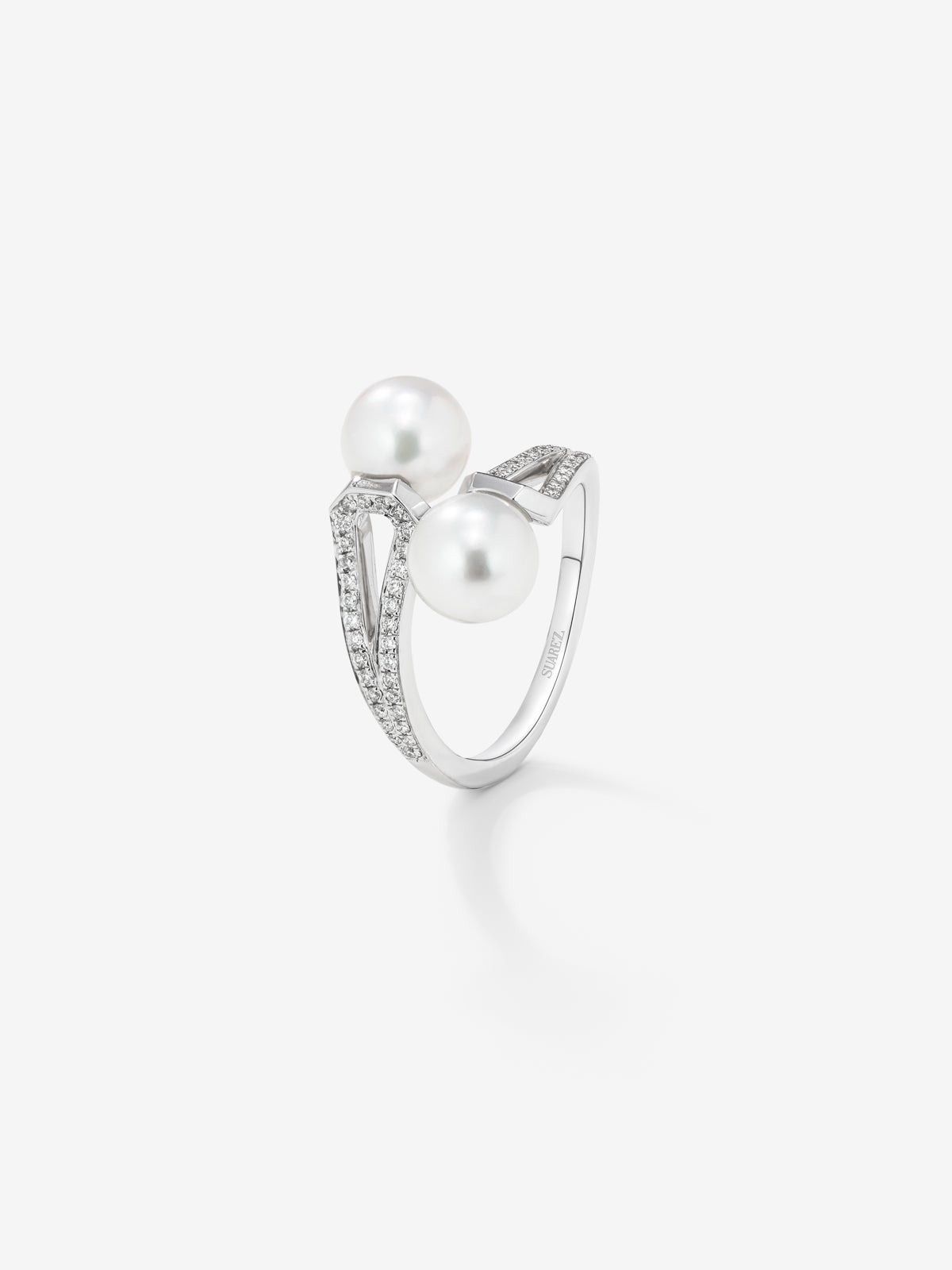 You and me ring in 18K white gold with 2 7mm Akoya pearls and 62 brilliant-cut diamonds with a total of 0.22 cts