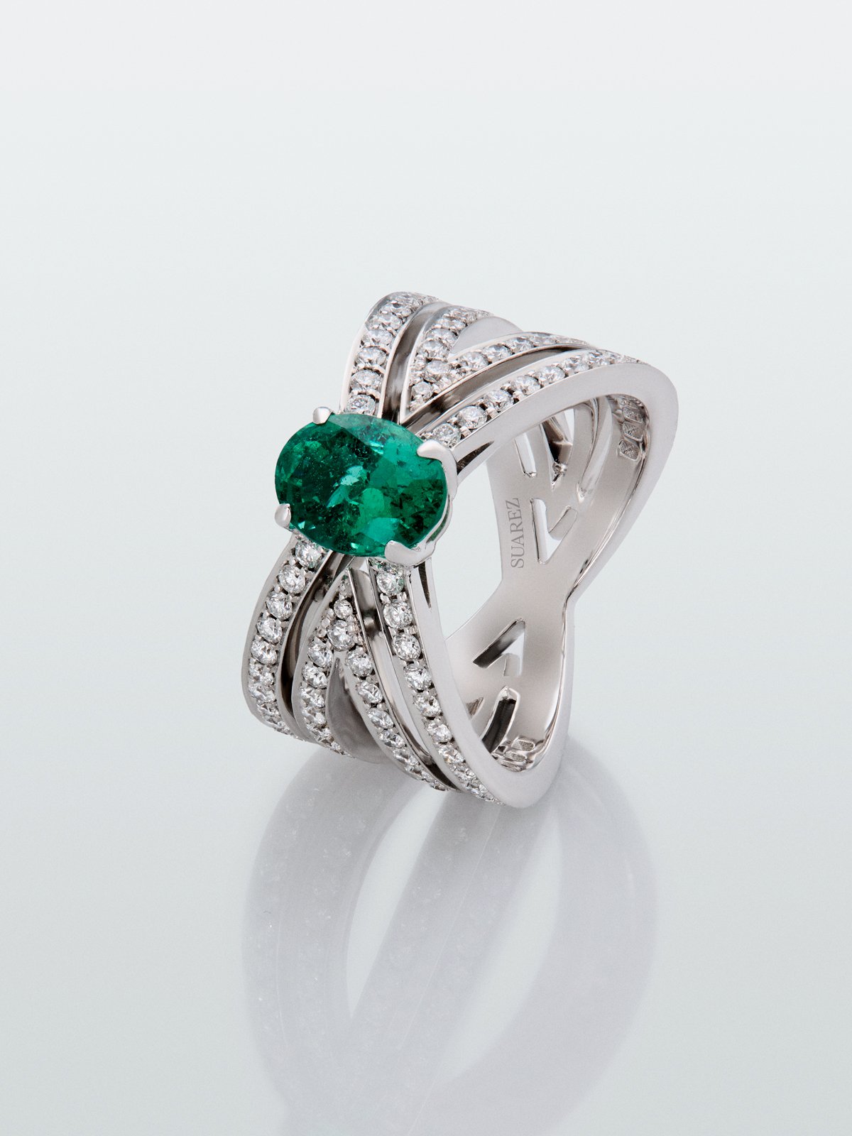 18K white gold multi-arm ring with oval-cut emerald of 1.4 cts and brilliant-cut diamonds with a total of 0.98 cts