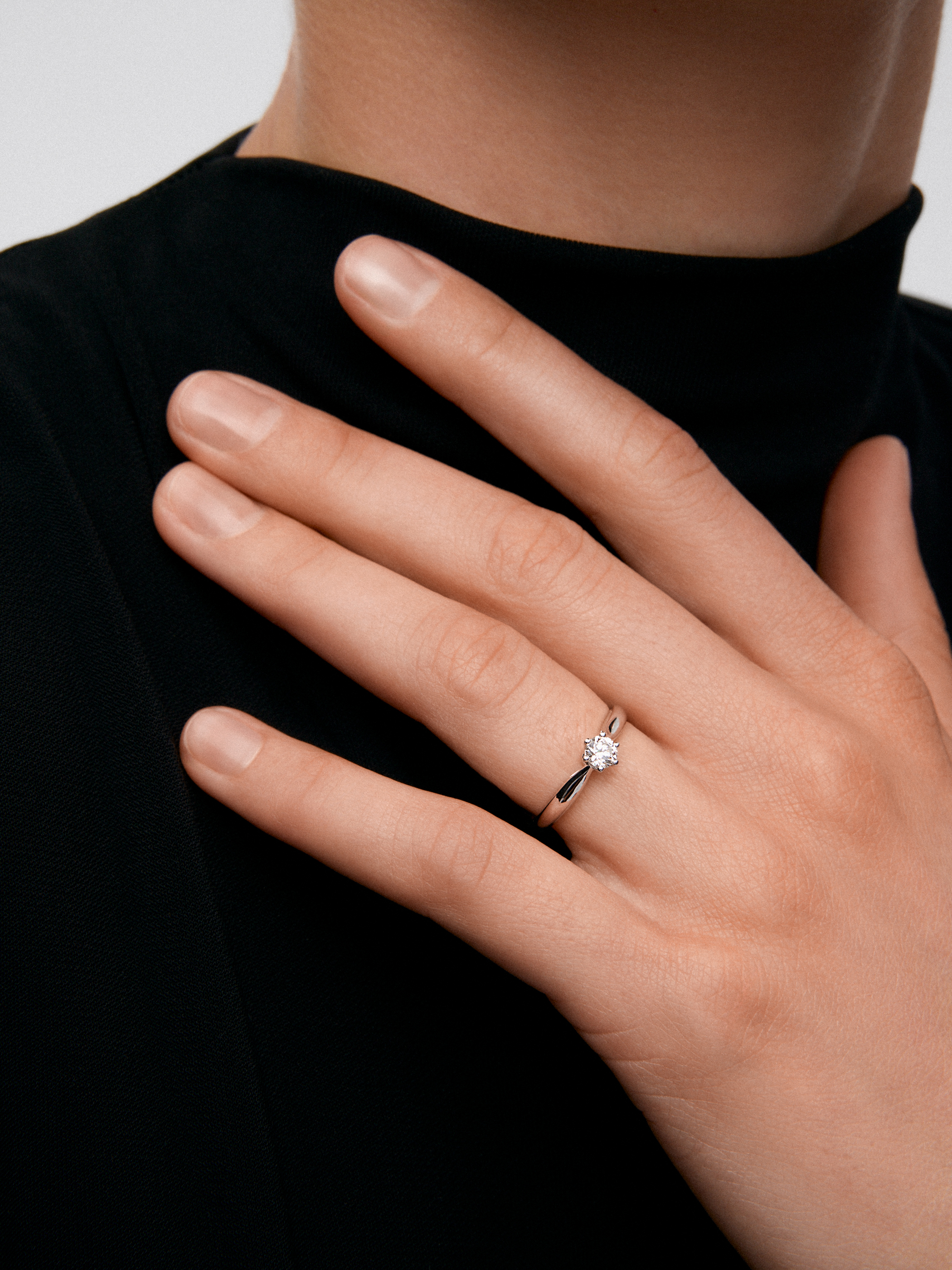 Anillo solitario de compromiso de oro blanco de 18K con diamante central de 0,3 quilates