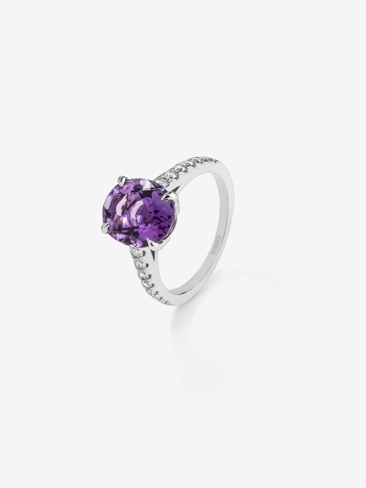 18K white gold ring with oval-cut purple amethyst of 3.51 cts and 14 brilliant-cut diamonds with a total of 0.32 cts