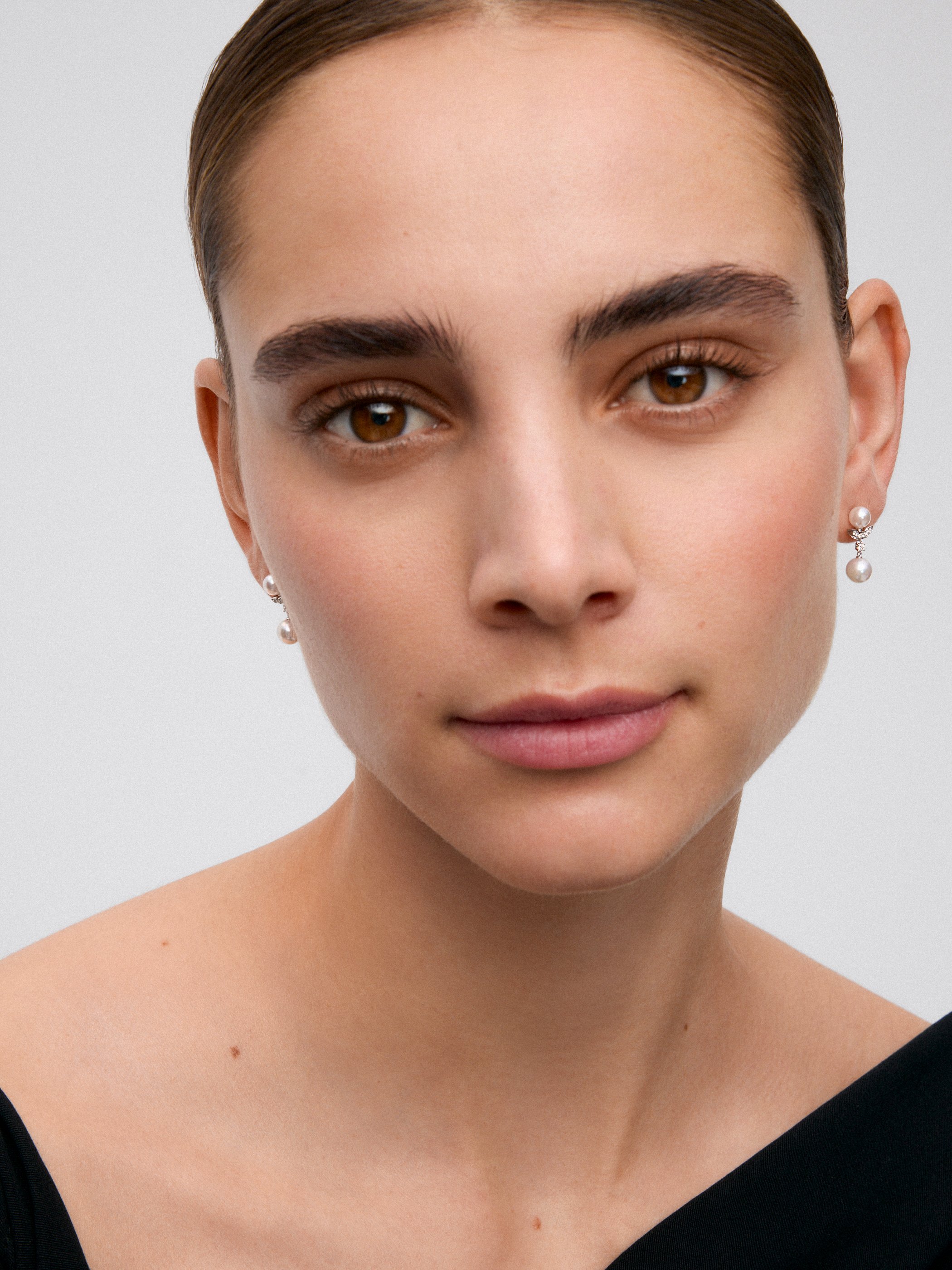 Pendientes de oro blanco de 18K con 2 perlas akoya y 14 diamantes en talla brillante con un total de 0,09 cts